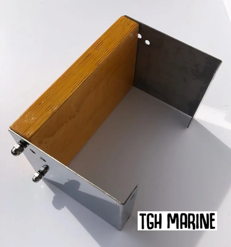 Outboard auxiliary bracket transom mount