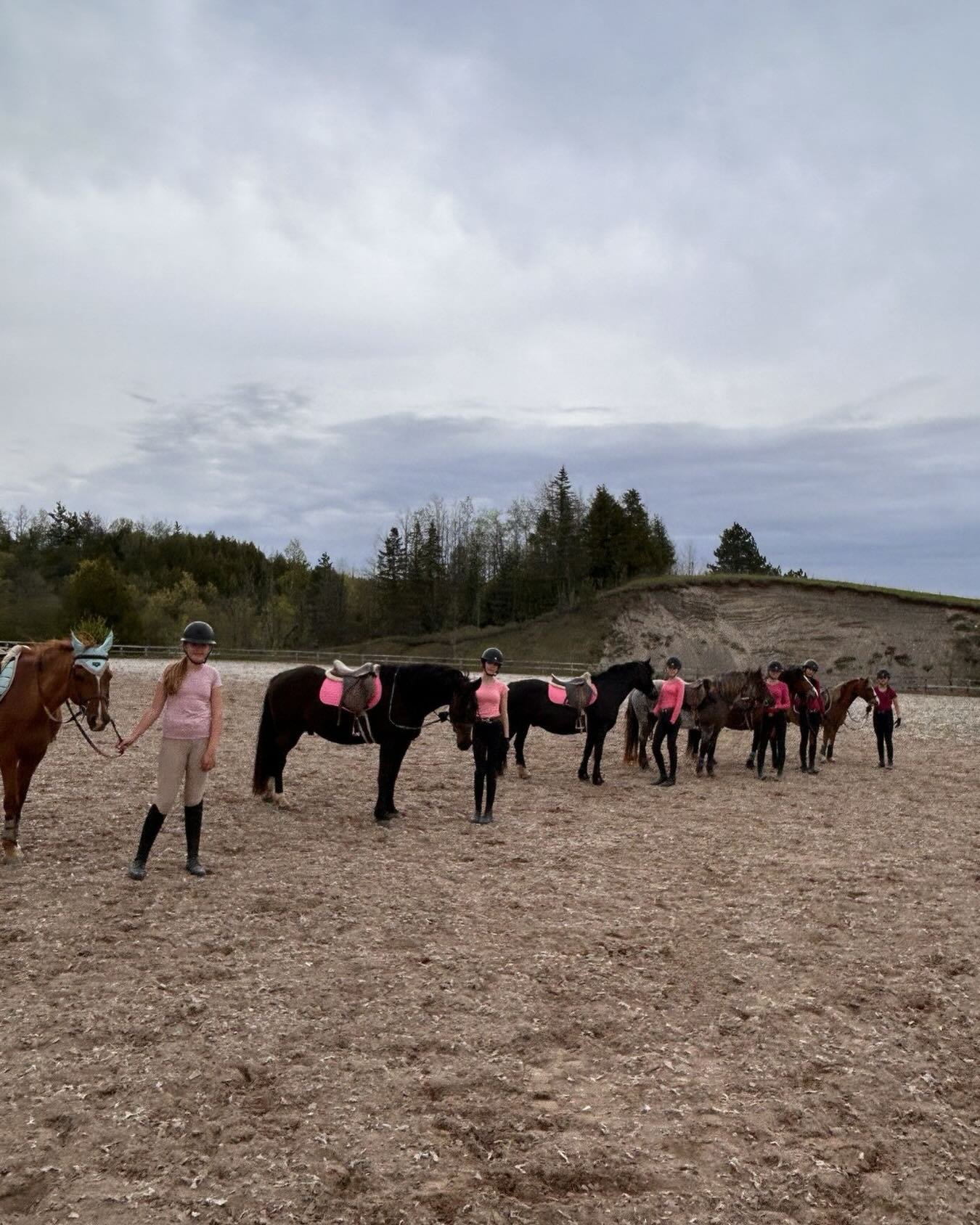 On Wednesdays we wear pink! Apparently so for this riding group. We enjoy seeing the coordination! 👯&zwj;♀️

#saddlewoodcamp #weekendcamp #horsecamp