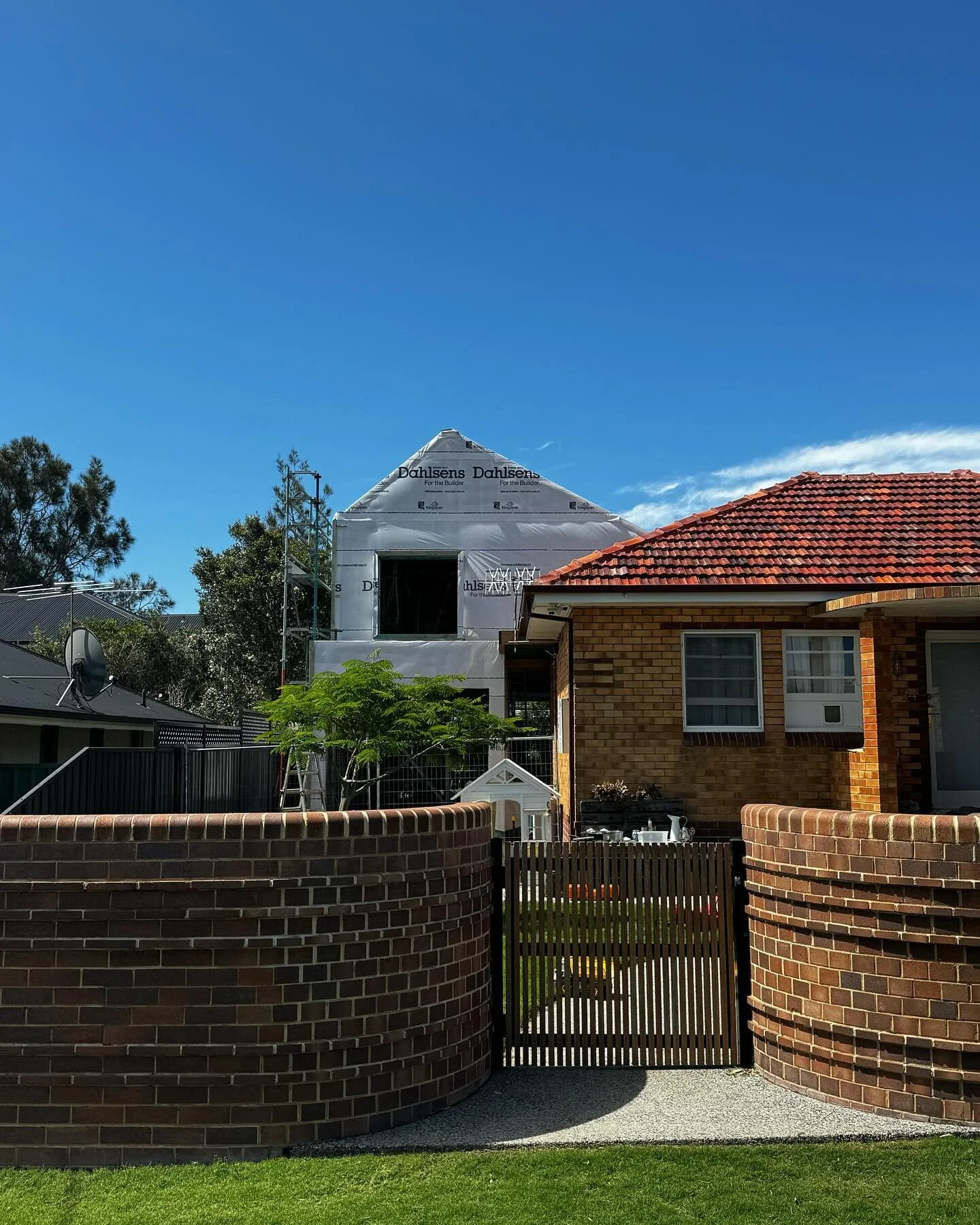 Stage two of Heritage House really starting to show off 
The curved brick fence detail was  completed with stage one works a few years back. 
@thebuildingestablishment
