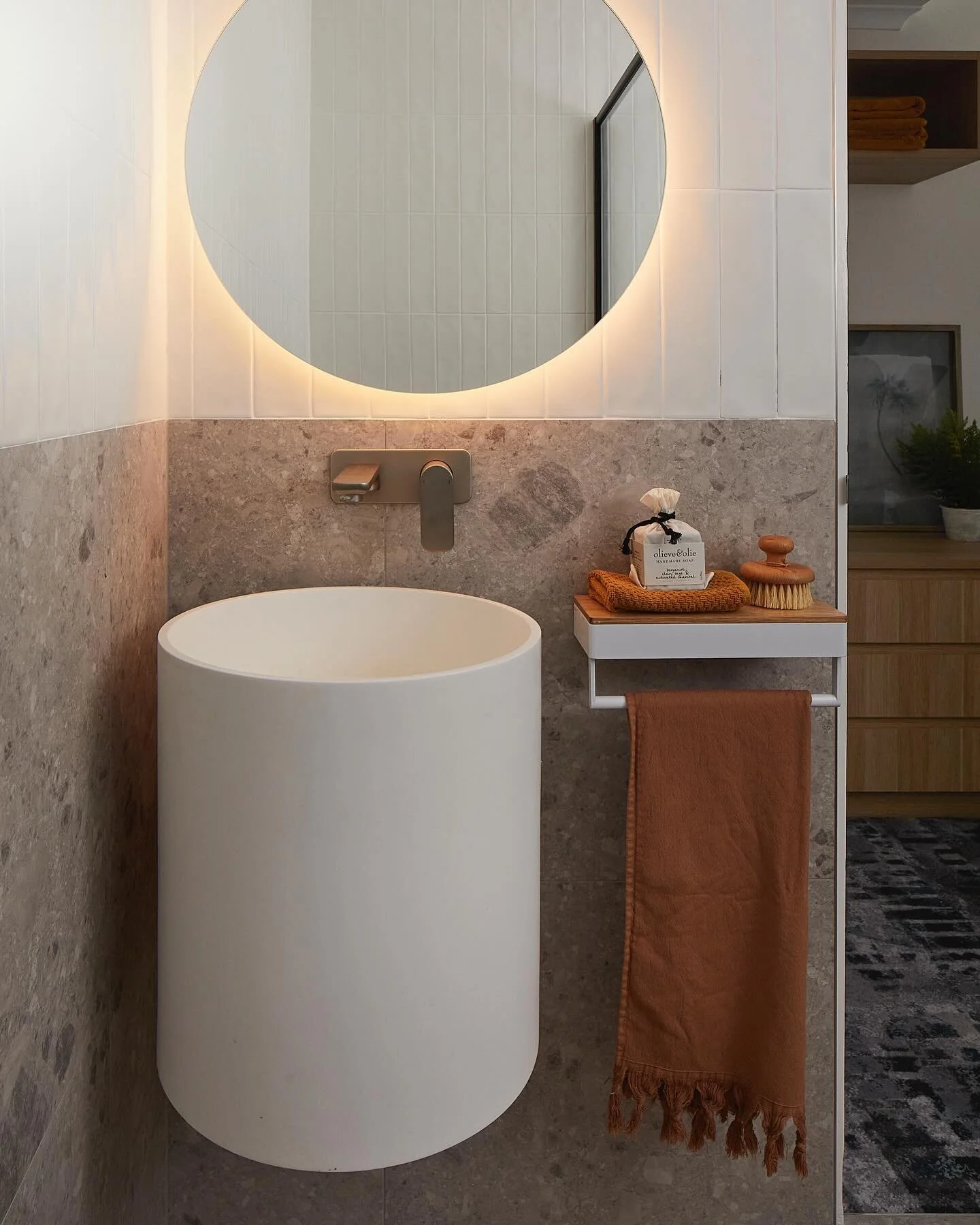 Pippies Accommodation 
Soft glows and warm tones welcome you into these beautiful en-suites. 
Photo: @alexmcintyre_photography 
Client: @pippisatthepoint 
Builder: Club Projects 
#wearefabric #fabrichospitality #fabricarchitecture #hoteldesign  #fi