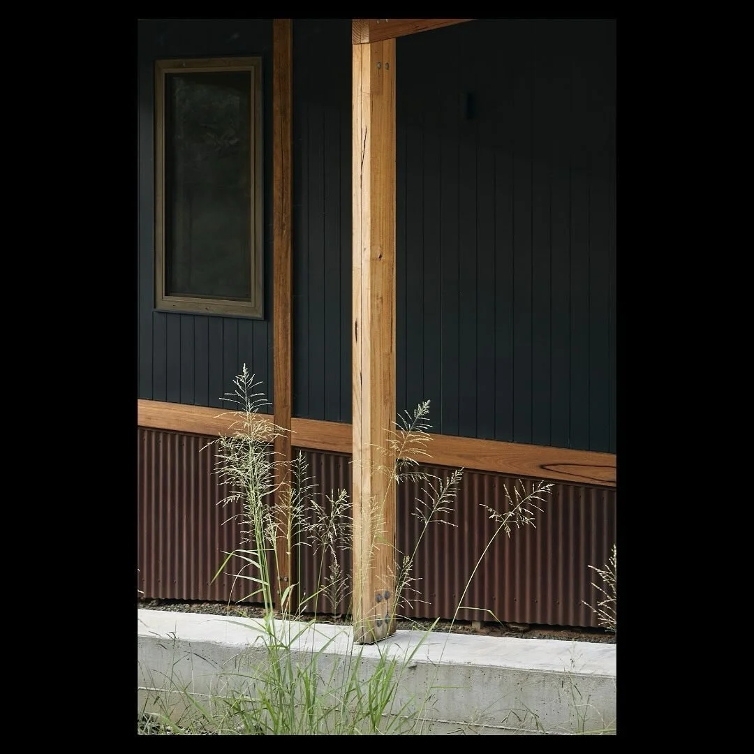 Uniquely Australian aesthetic. 
Patanga Estate 
Photo. @alexmcintyre_photography 
.
.
.
#wearefabric #fabricresidential #fabricarchitecture #architecture #australianarchitecture 
#Coastalarchitecture #construction #centralcoastarchitect #residentiala