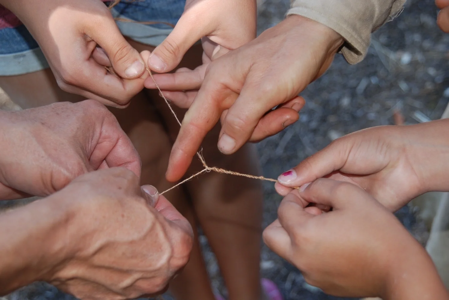 Triangle twisting style of stringmaking