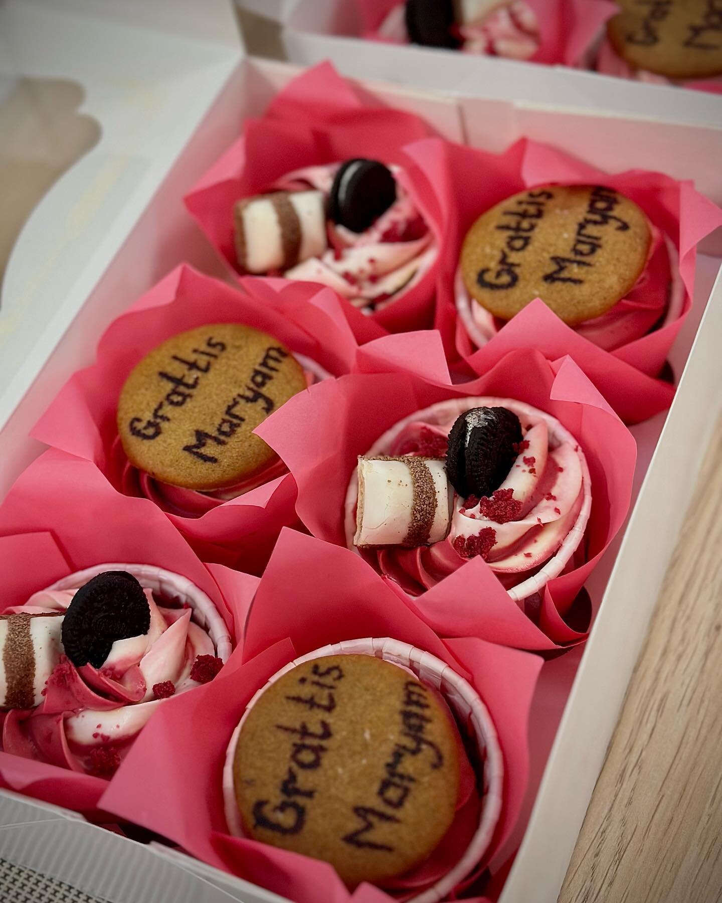 Idag fyller v&aring;r klinikchef Maryam &aring;r🎉 Ig&aring;r firades hon p&aring; kliniken med cupcakes😋 Vi lovar att vi inte alltid har s&aring; mycket s&ouml;tsaker p&aring; v&aring;r tandl&auml;karmottagning 😂😅 

#tandl&auml;kare #tandv&aring;