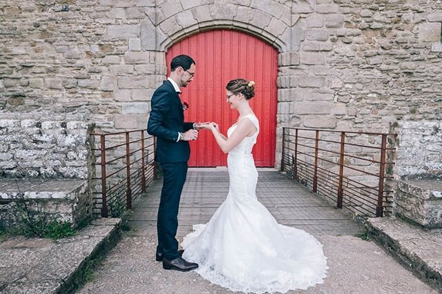 tout 1er mariage de la saison 2020. Un mariage atypique totalement organis&eacute; par le mari&eacute;. Et comme je n'ai pas pu faire de photos dans l'enceinte de la mairie, nous avons fait l'&eacute;change des alliances devant le ch&acirc;teau de Su