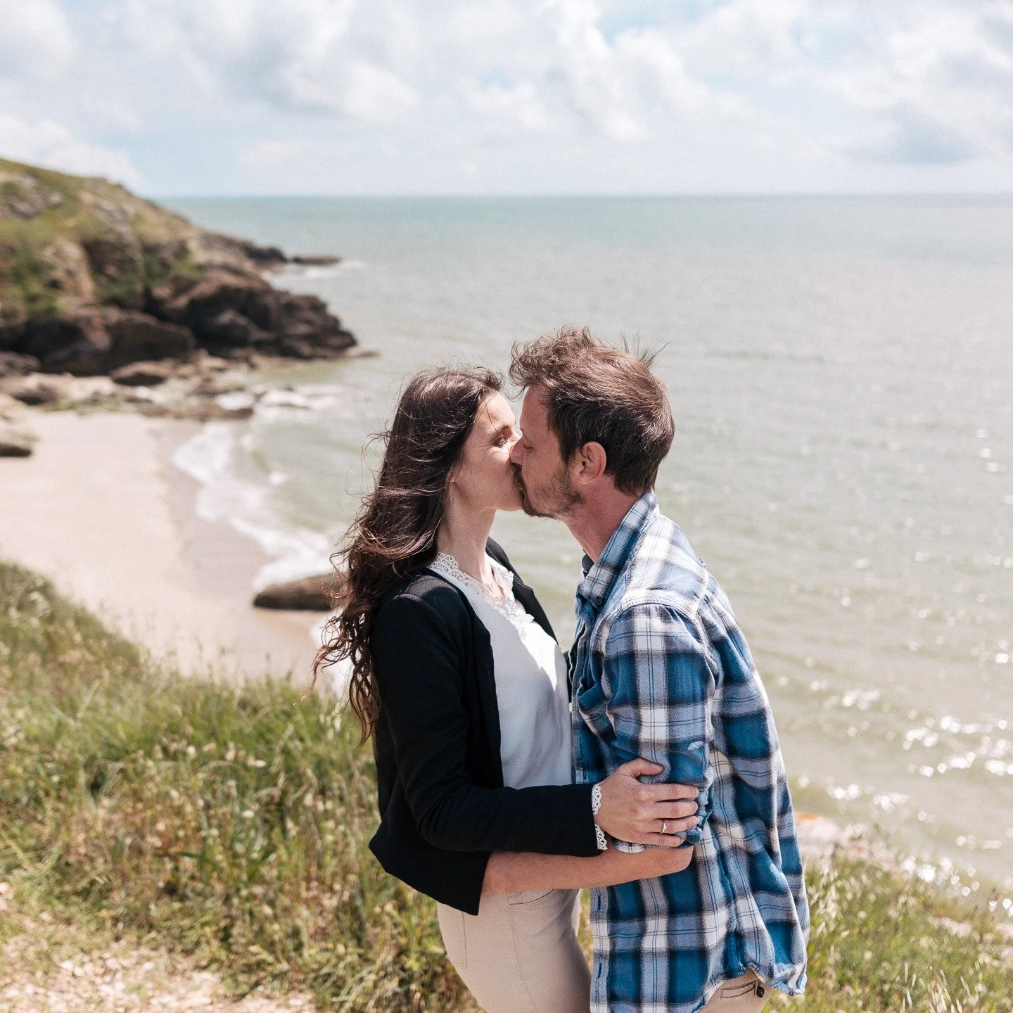 Photographe couple Morbihan, Vannes

🌬️ Le vent qui s&rsquo;emm&ecirc;le dans les cheveux.
Une s&eacute;ance pleine d&rsquo;intimit&eacute; sur la c&ocirc;te bretonne.
Ces moments de v&eacute;rit&eacute;, de l&acirc;cher-prise, o&ugrave; le monde se