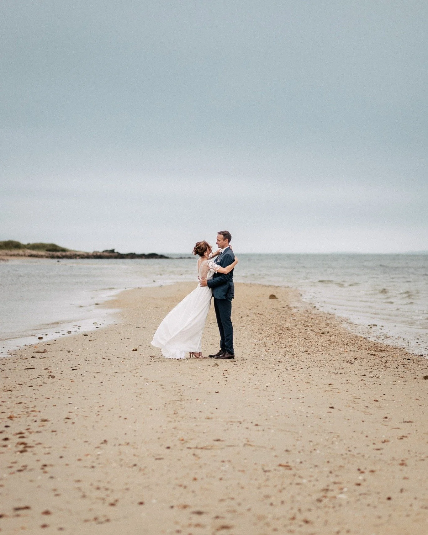 Ce sentiment d&rsquo;&eacute;vasion. 🕊️

Le sable sous les pieds, le vent dans les cheveux&hellip;

Ce Day After &agrave; la Plage, c&rsquo;est un peu comme revivre son mariage, mais sans contrainte. J'adore ces moments simples o&ugrave; tout passe 
