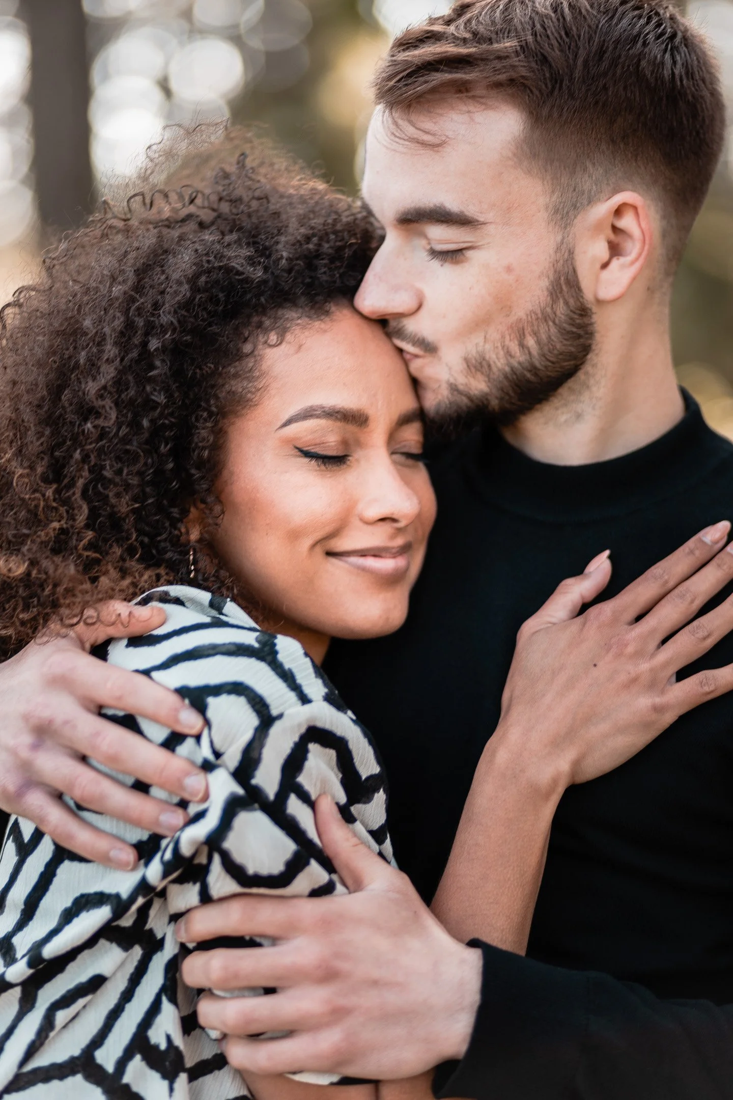 séance photo couple en forêt dans le Golfe du Morbihan - moment de tendresse et de connexion