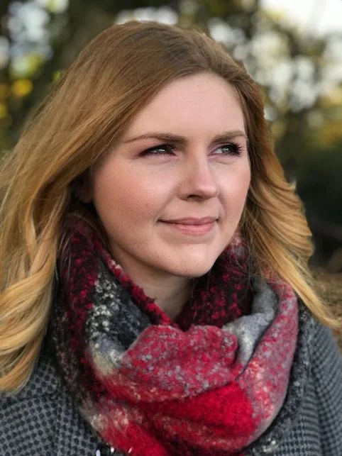 Fiona Thomas headshot.jpg