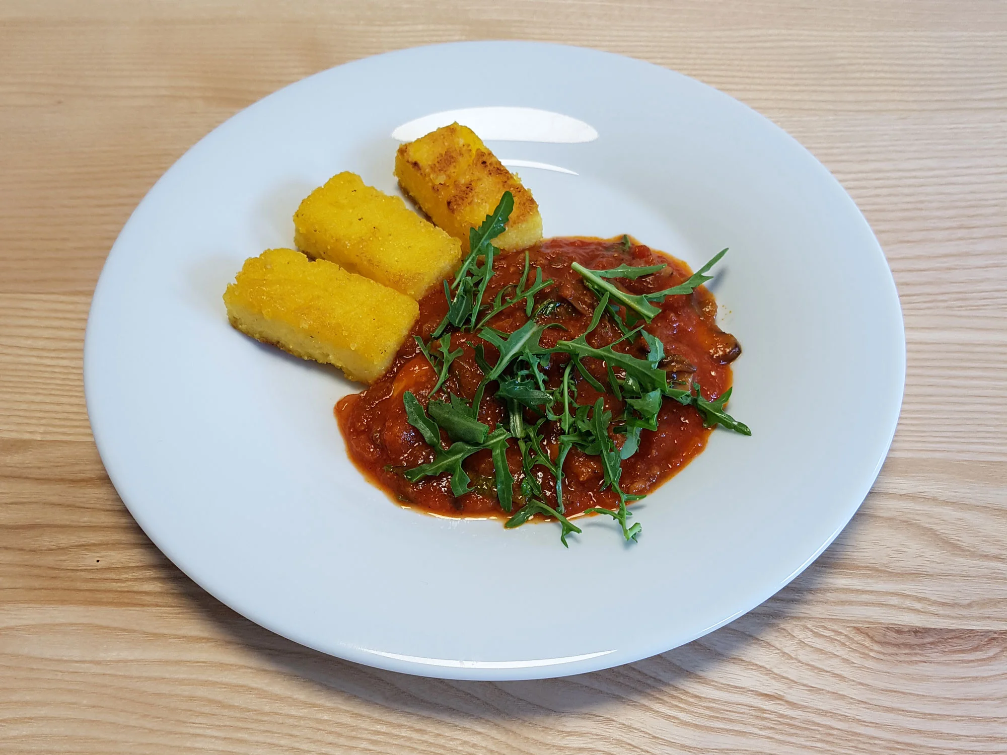 Pikante Tomatensauce mit Rucola und Polentaschnitten