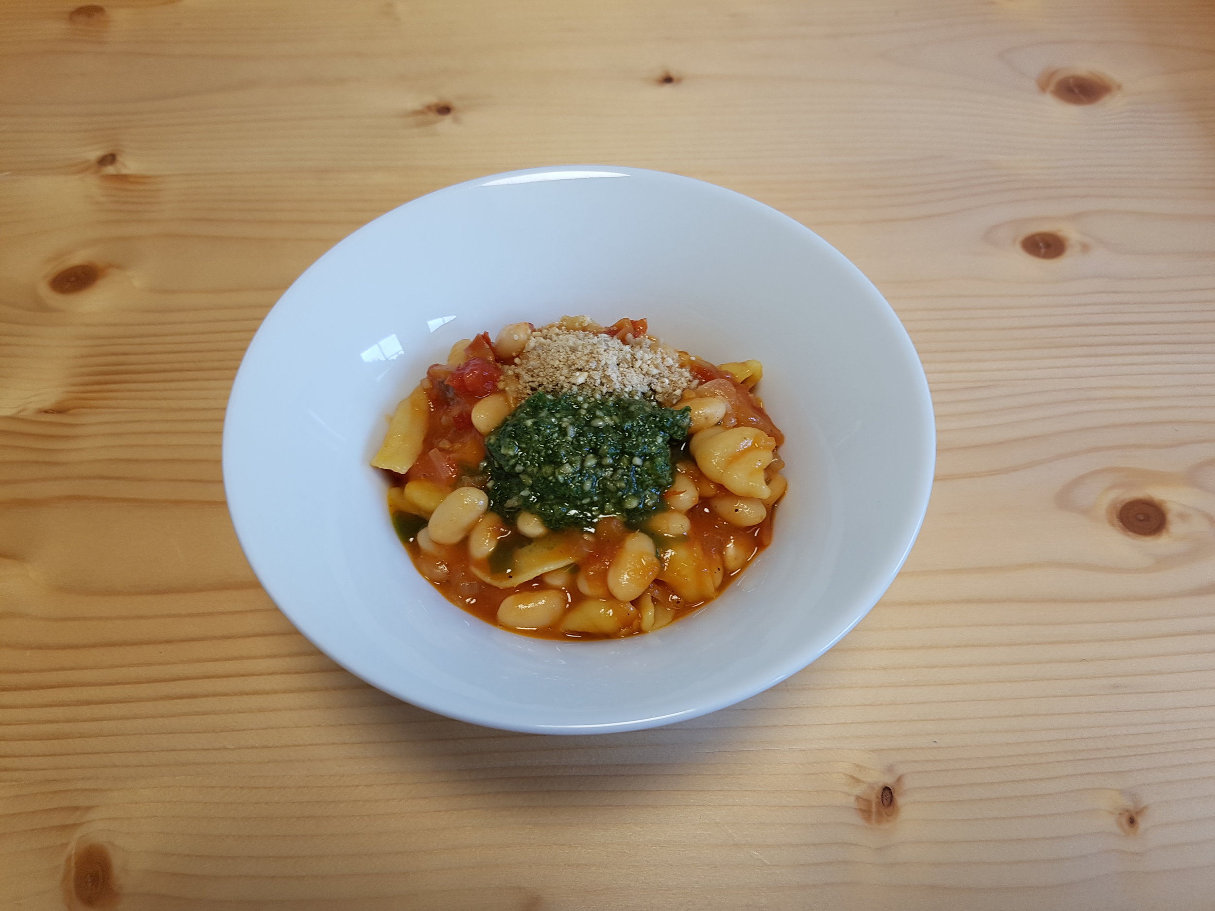 Italienischer Bohnennudeleintopf mit Baguette