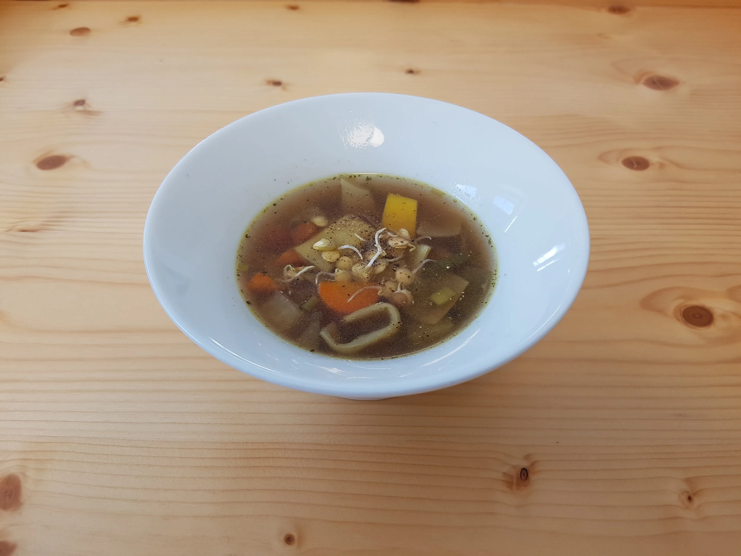 Klare Gemüsesuppe mit Gemüseeinlage