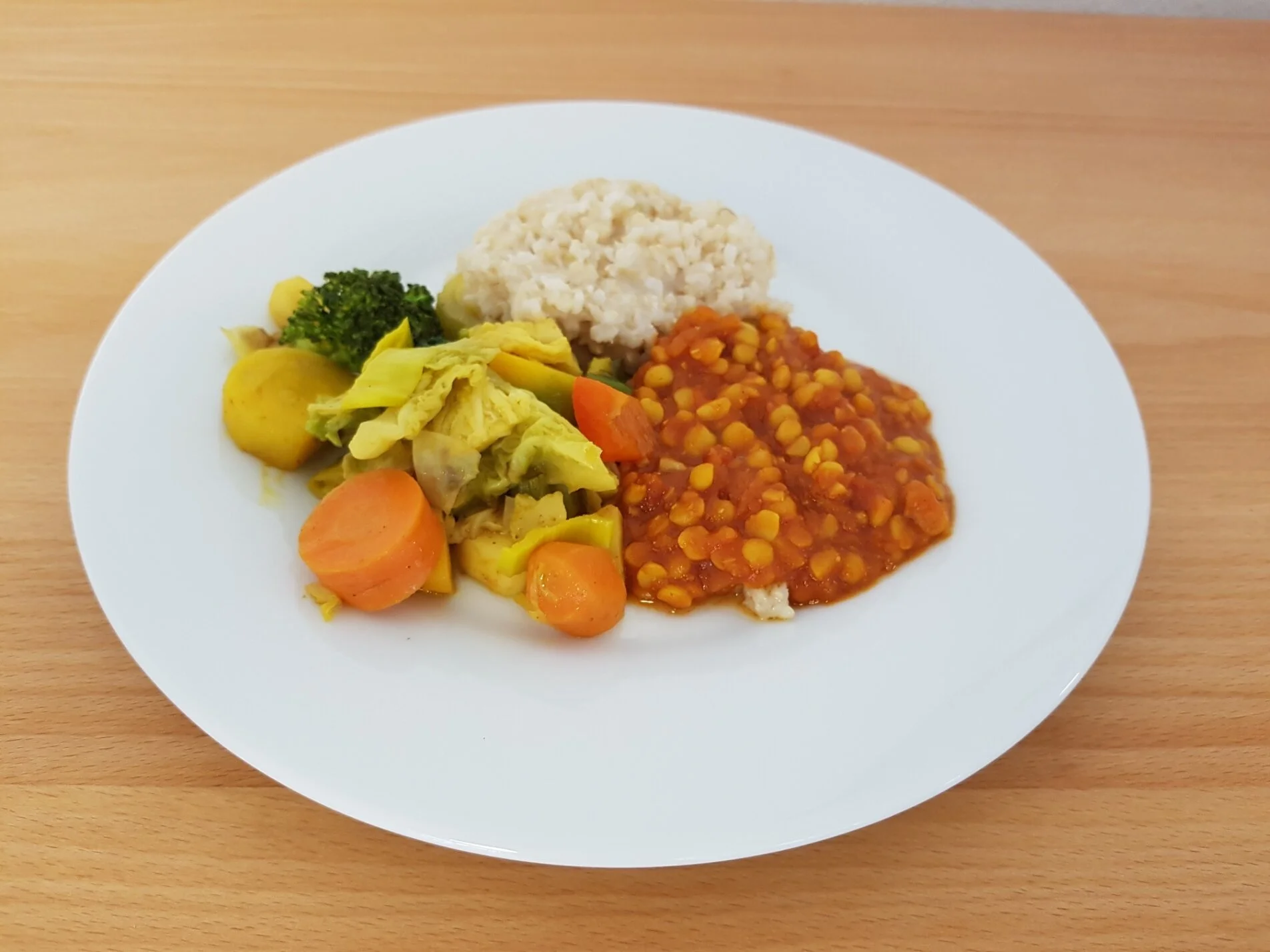 Dhal aus gelben Spalterbsen und Röstgemüse mit Naturreis
