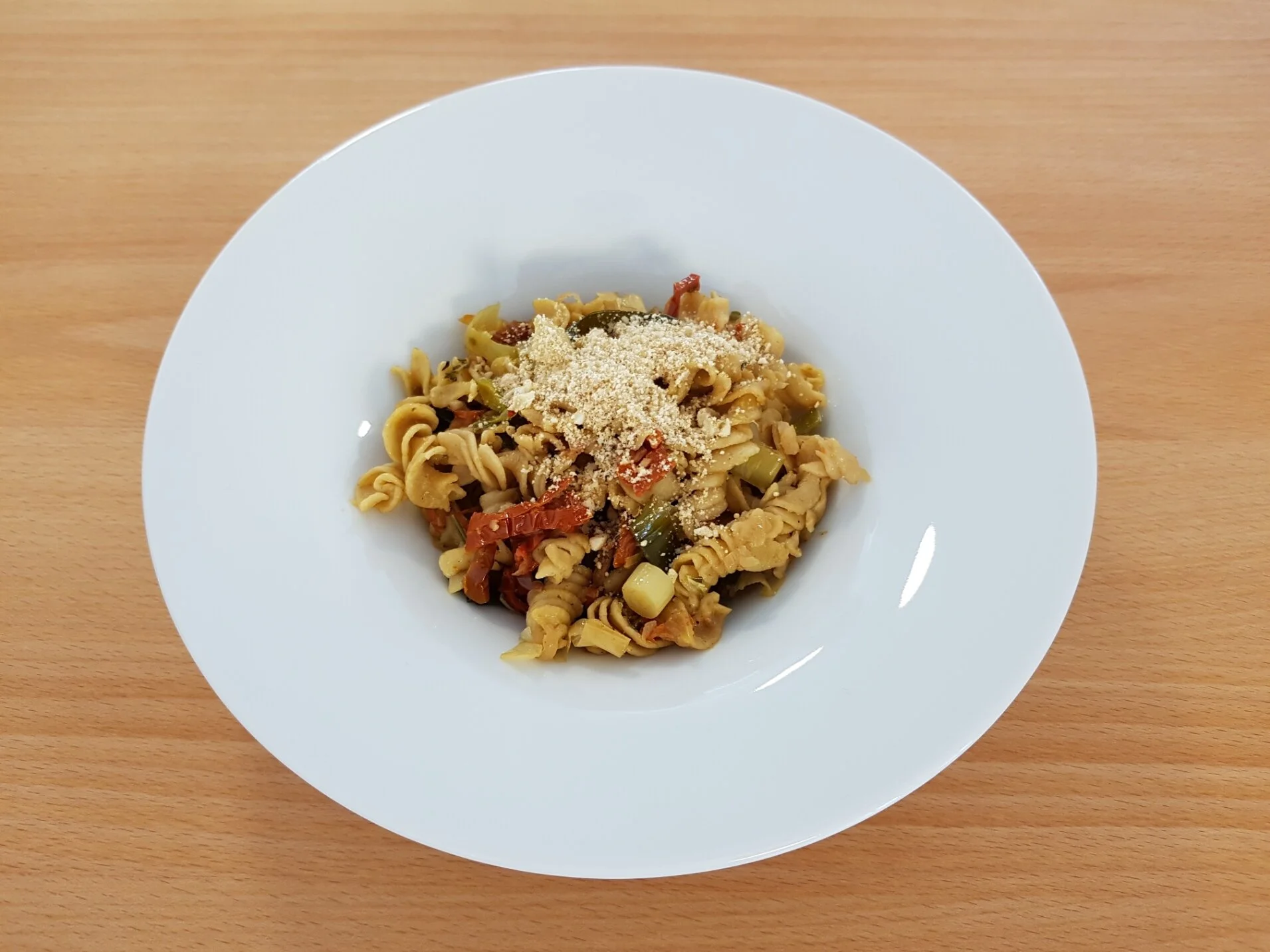 Fusilli mit Lauch, sonnen-getrockneten Tomaten und Kräutern