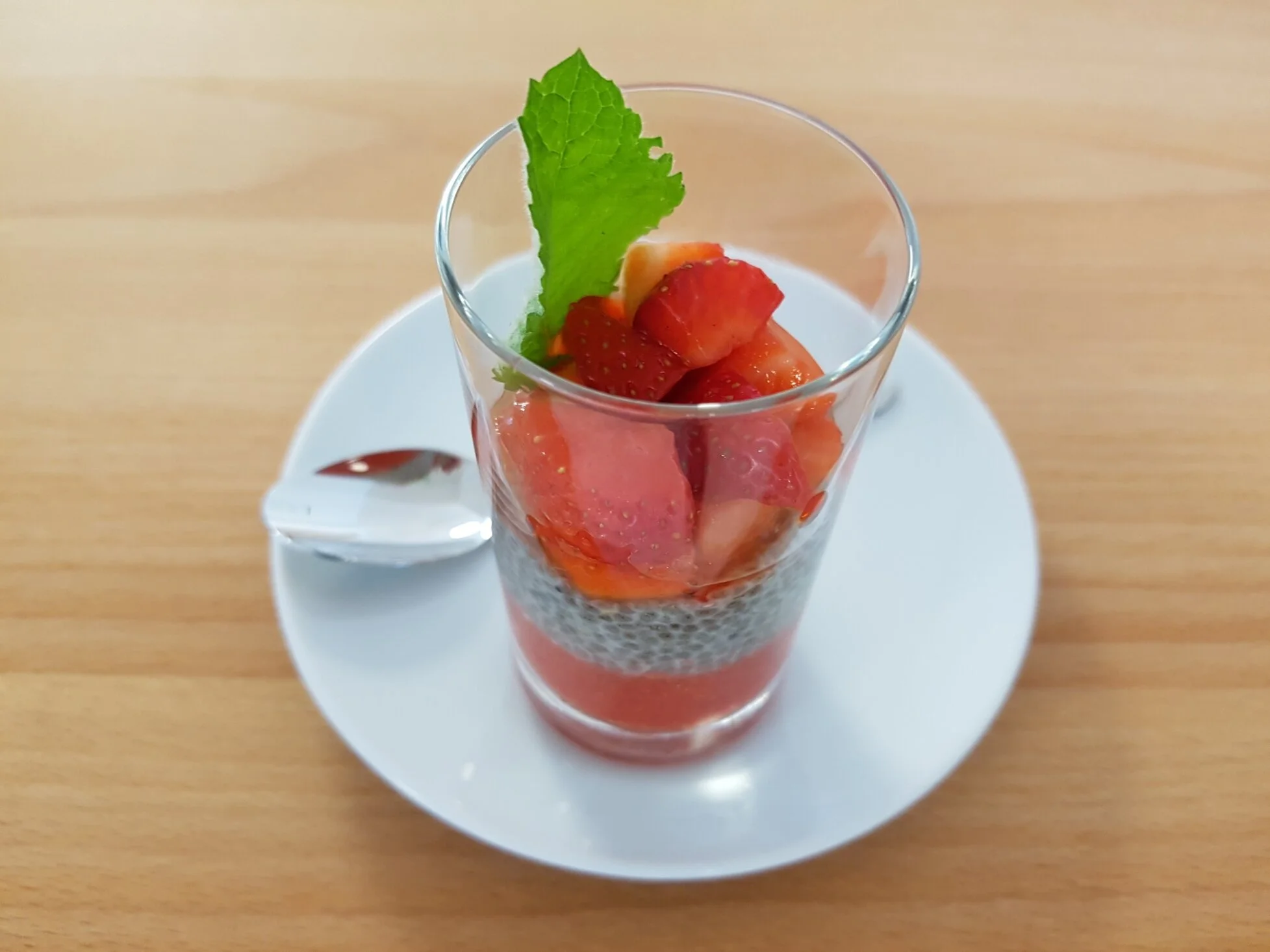 Chiasamenpudding mit Erdbeeren