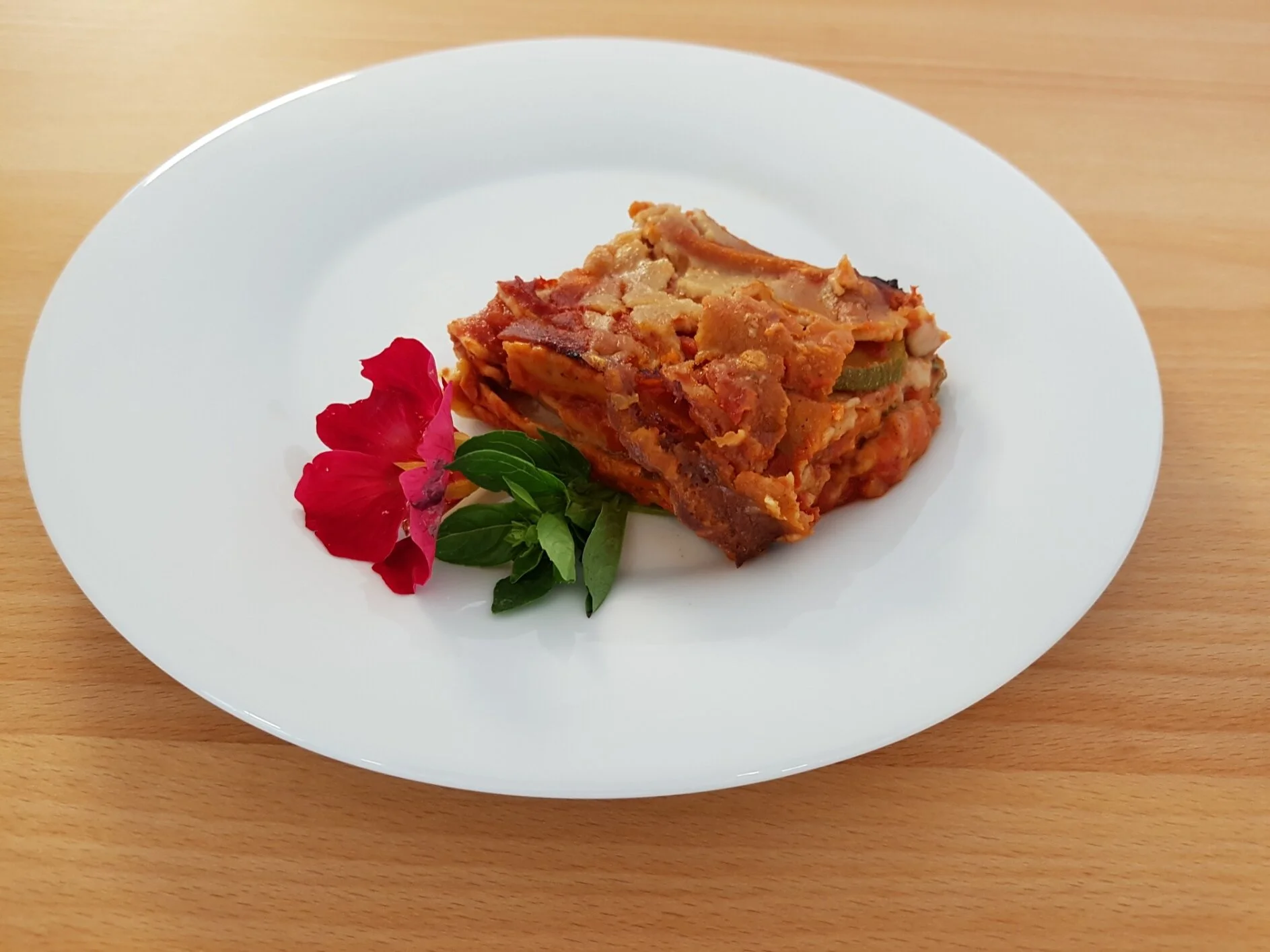 Gemüse-Lasagne und Fladenbrot
