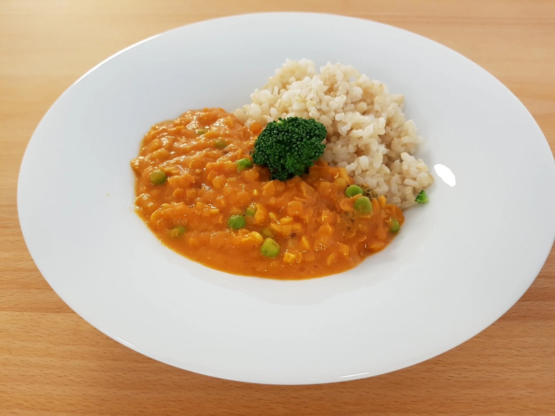 Indisches Linsencurry mit Gemüse und Reis