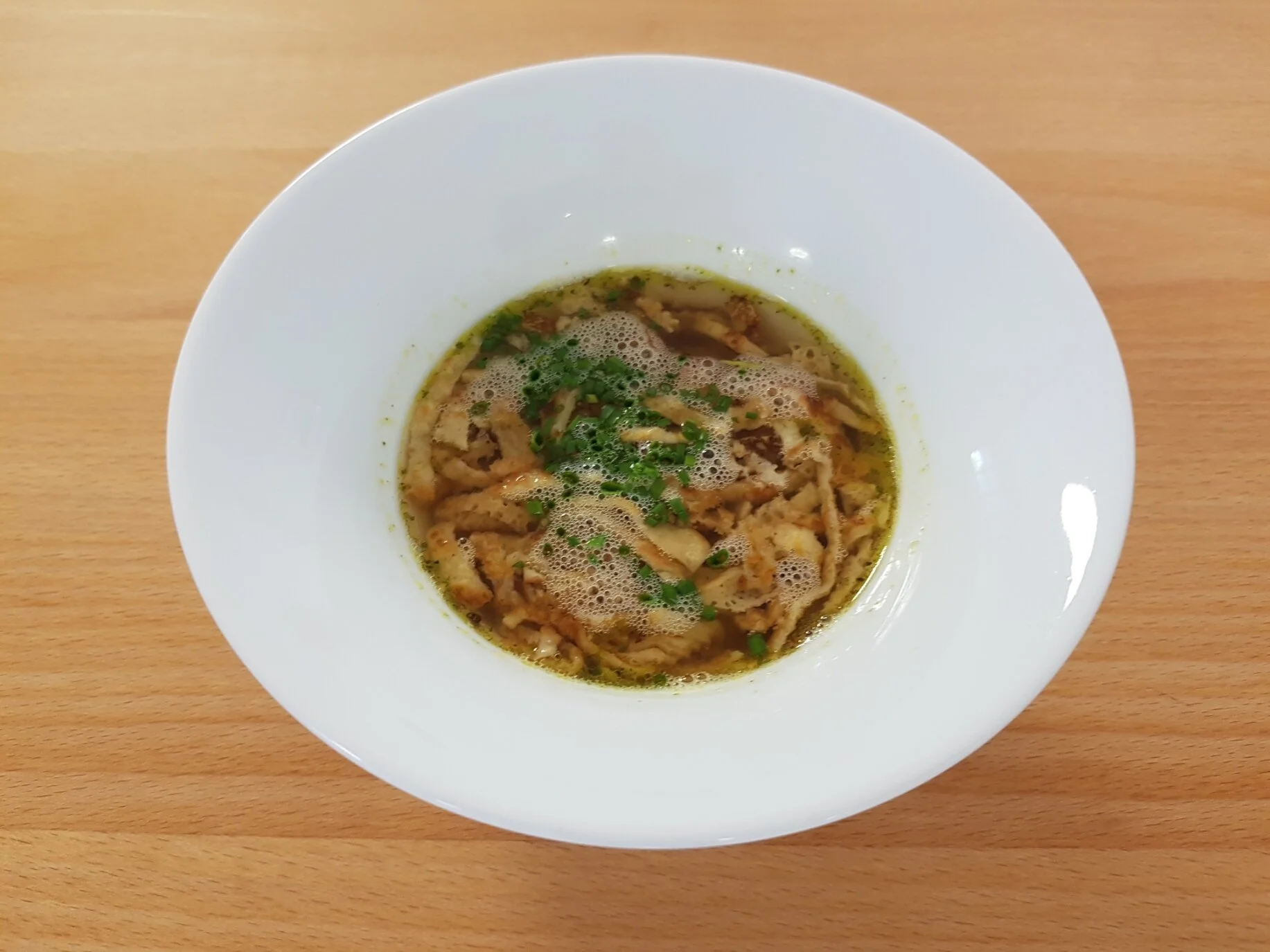 Klare Gemüsesuppe mit Frittaten