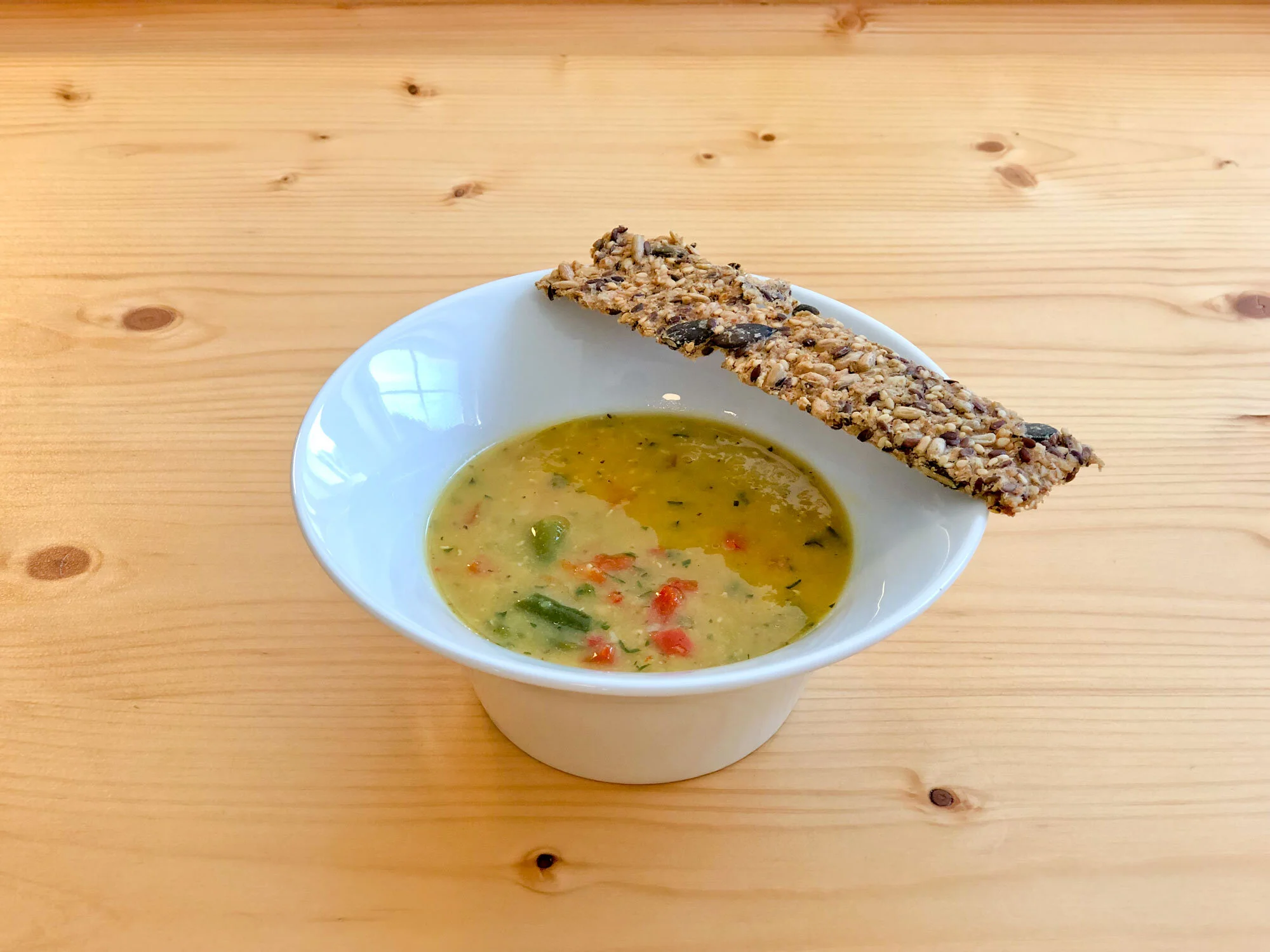 Linsensuppe mit Kokoscreme und Knäckebrot