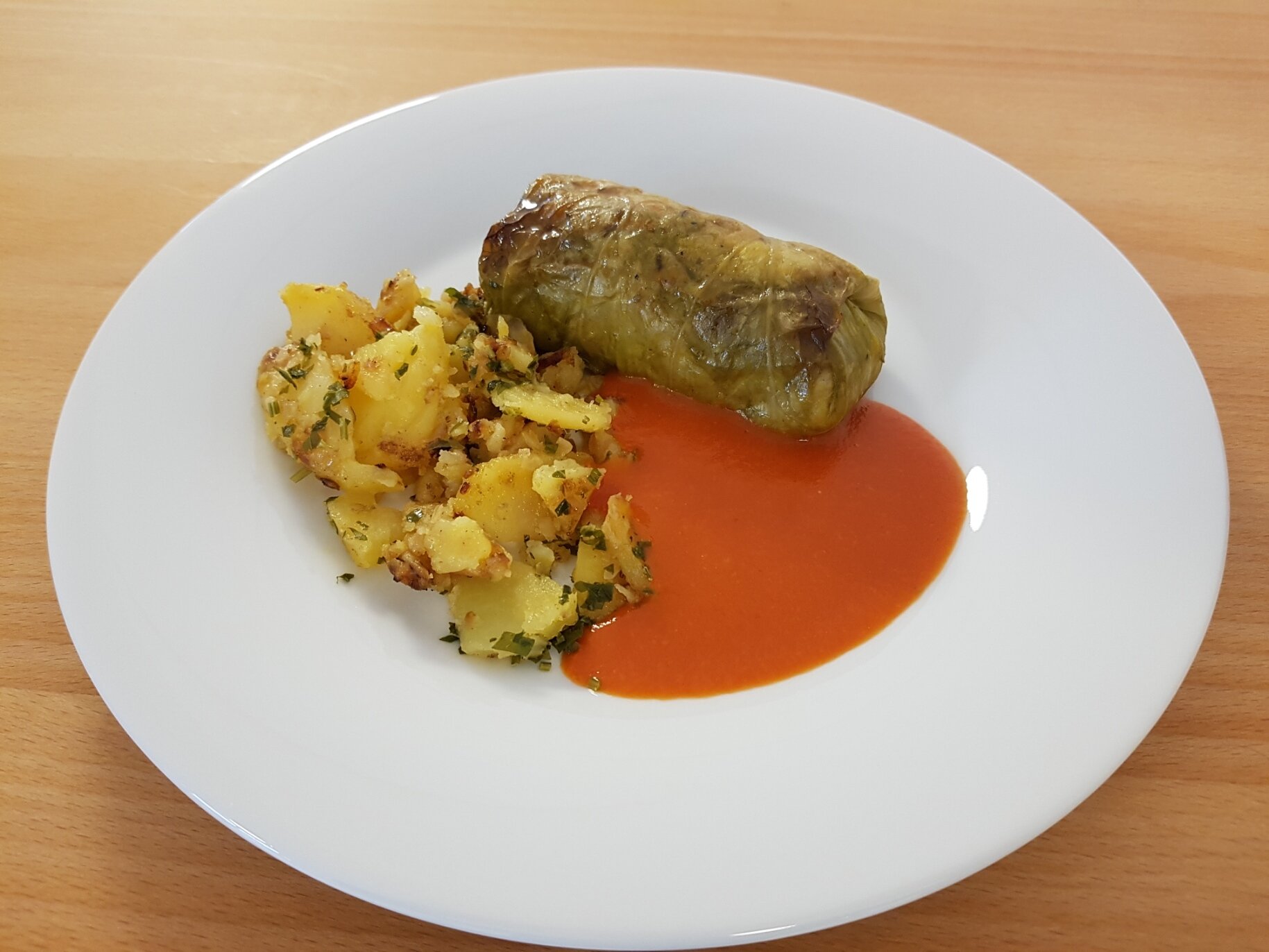 Krautroulade mit Tomatensauce und Röstkartoffeln