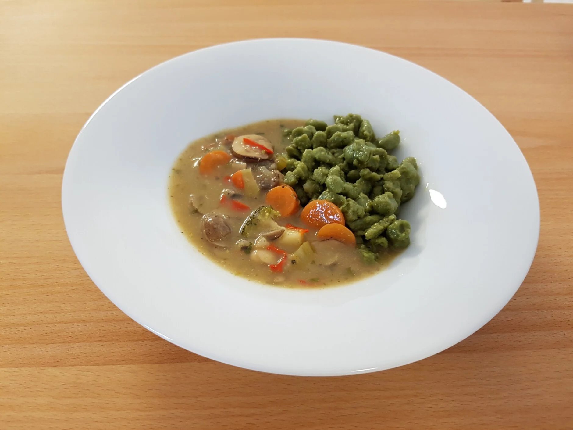 Spinatspatzln mit Gemüse-Pilzragout