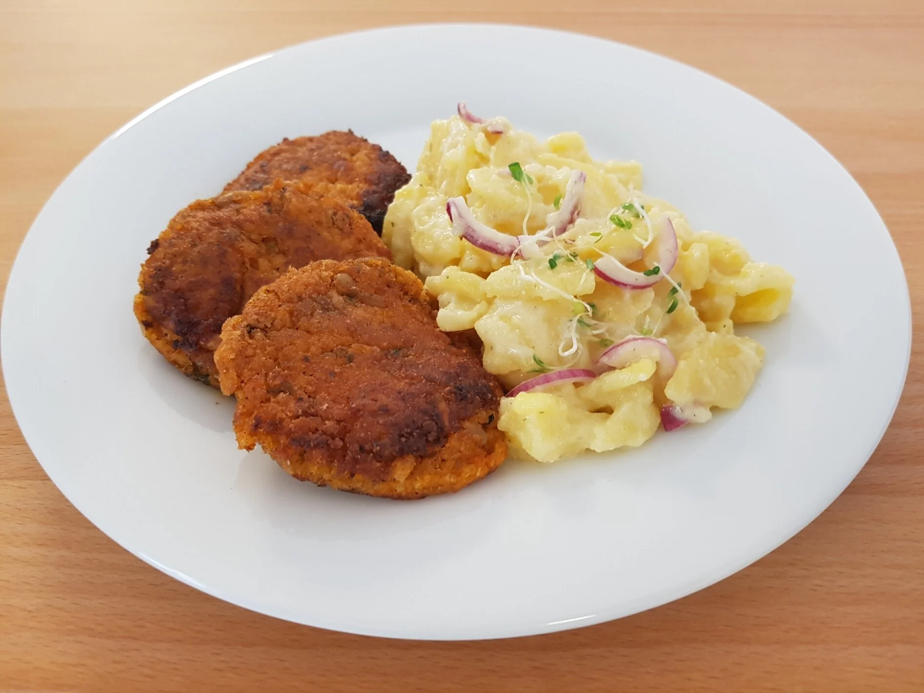 Hirselaibchen mit Kartoffel-Mayonnaise-Salat