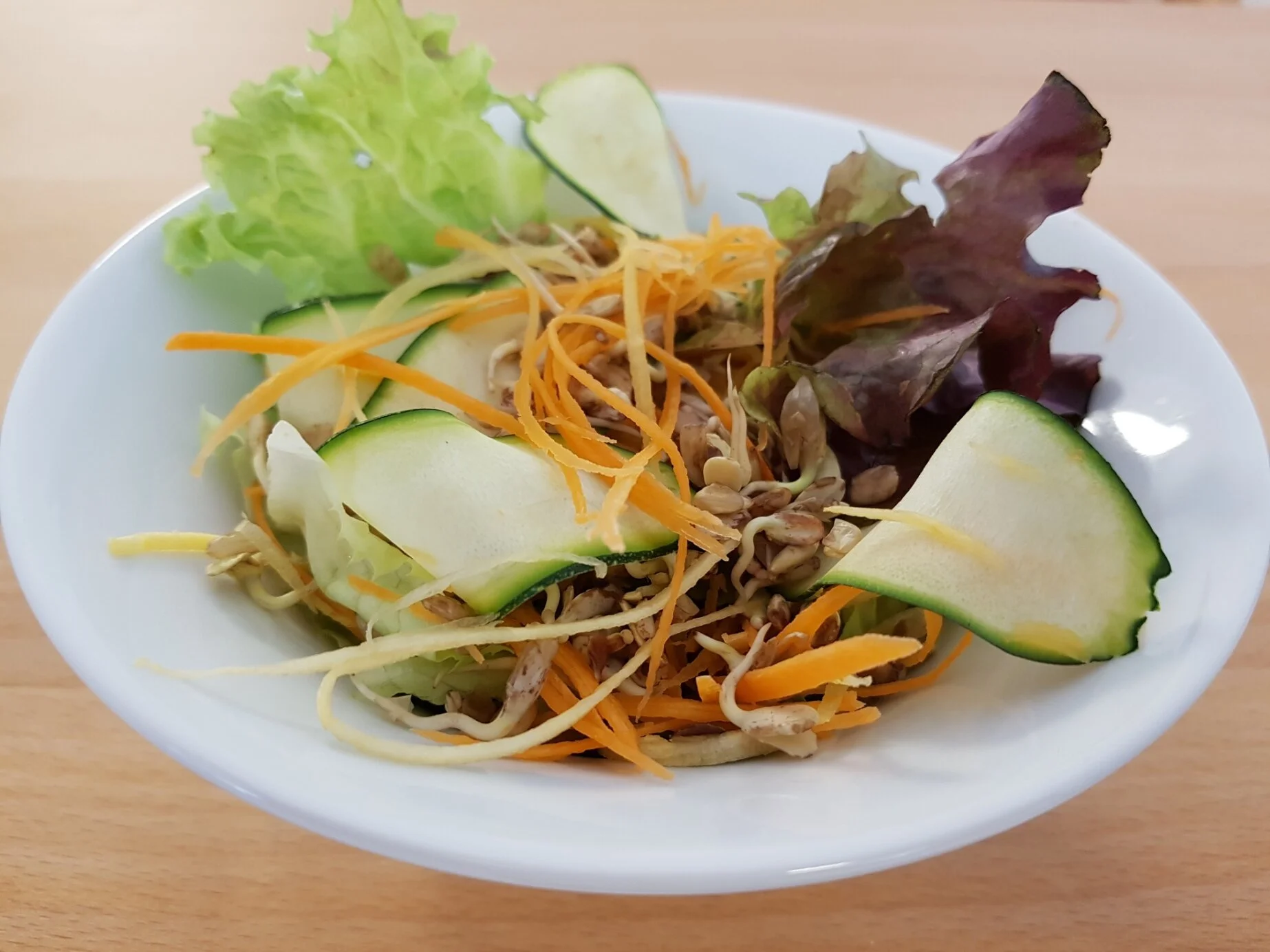 Bunter Salat mit gekeimten Sonnenblumenkernen