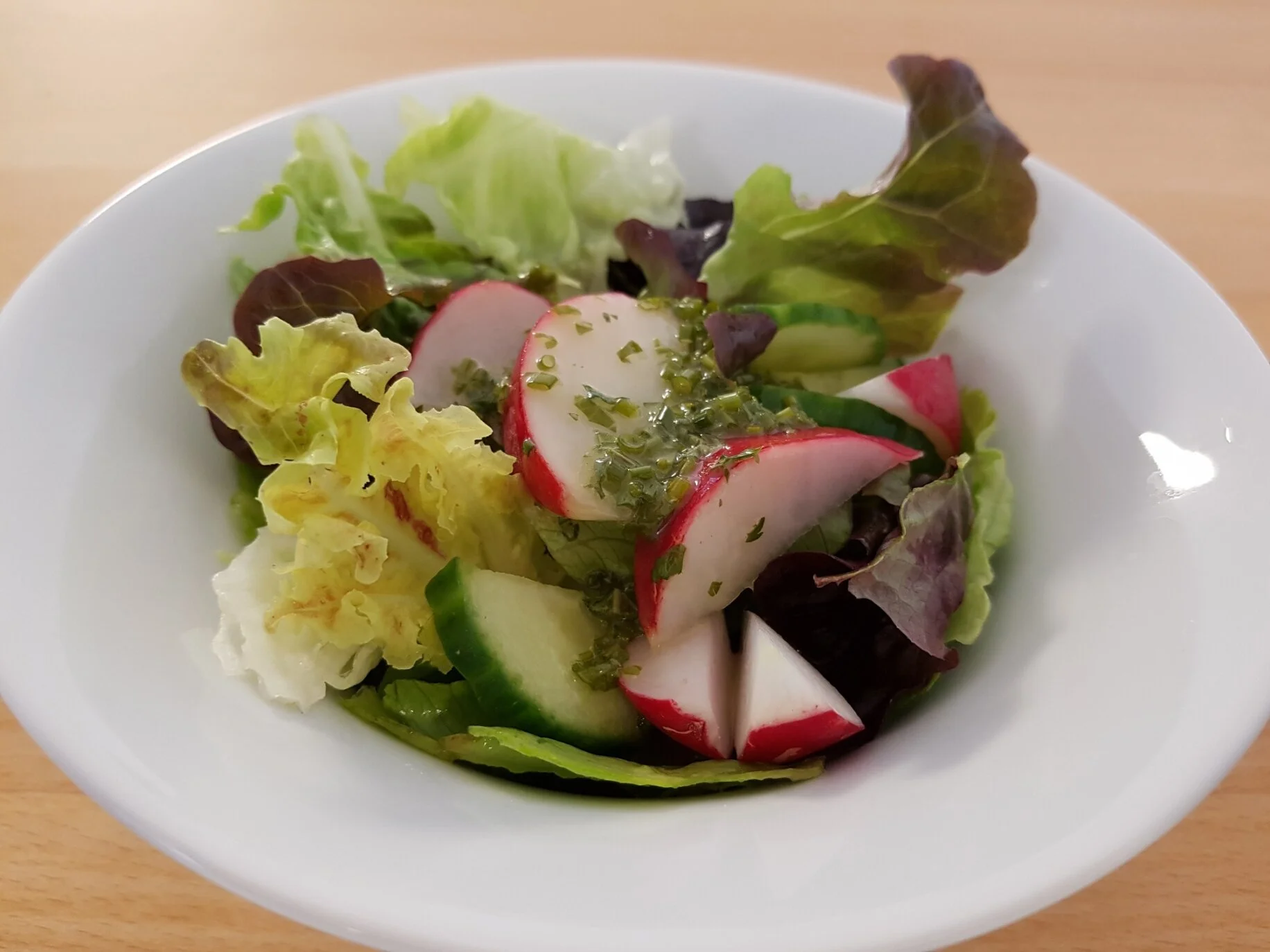 Salat mit Kräuter-Vinaigrette