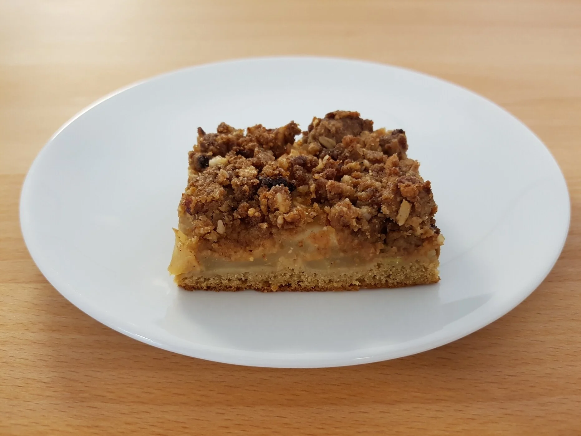 Apfel-Rhabarber-Kuchen mit Streuseln