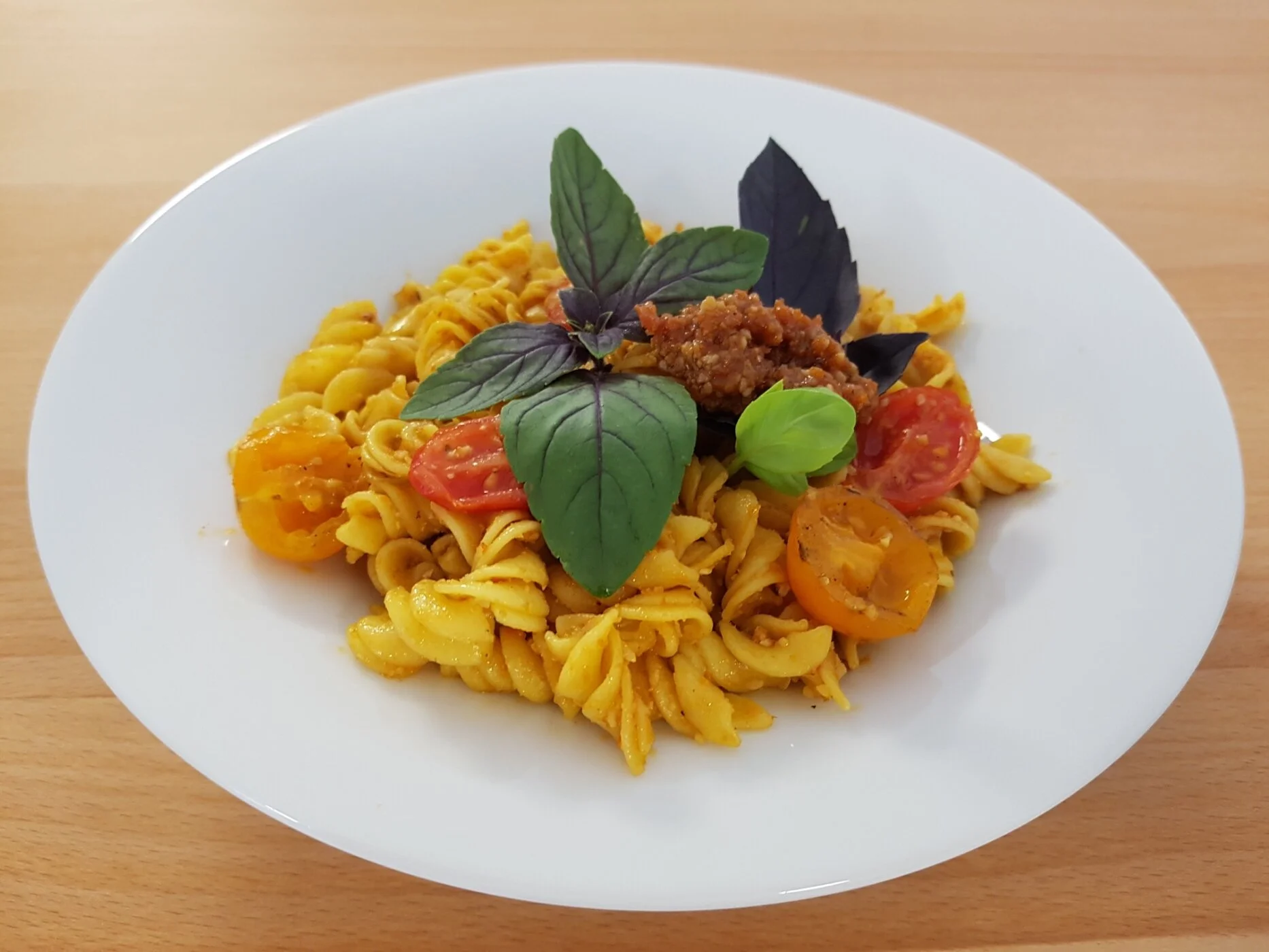 Fusilli mit Tomatenpesto, Cocktailtomaten und Basilikum