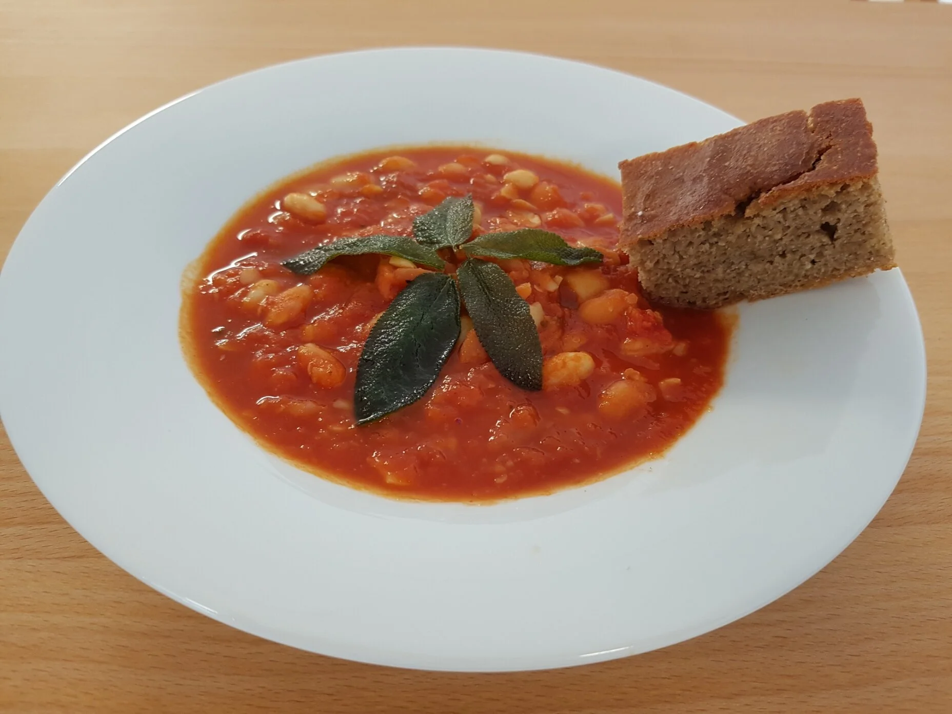 Weiße Bohnen mit Salbei dazu Fladenbrot