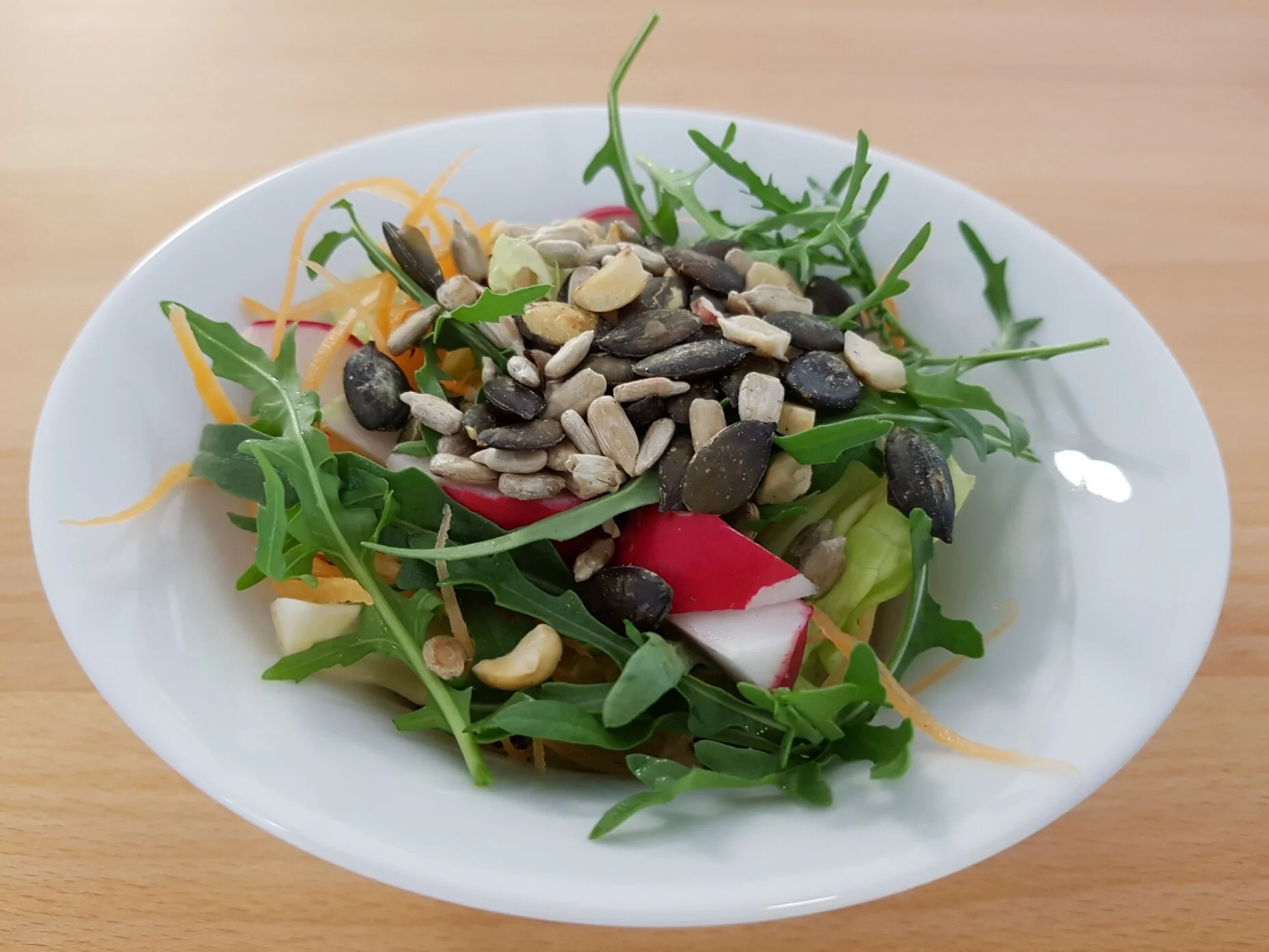 Bunter Salat mit gerösteten Kernen