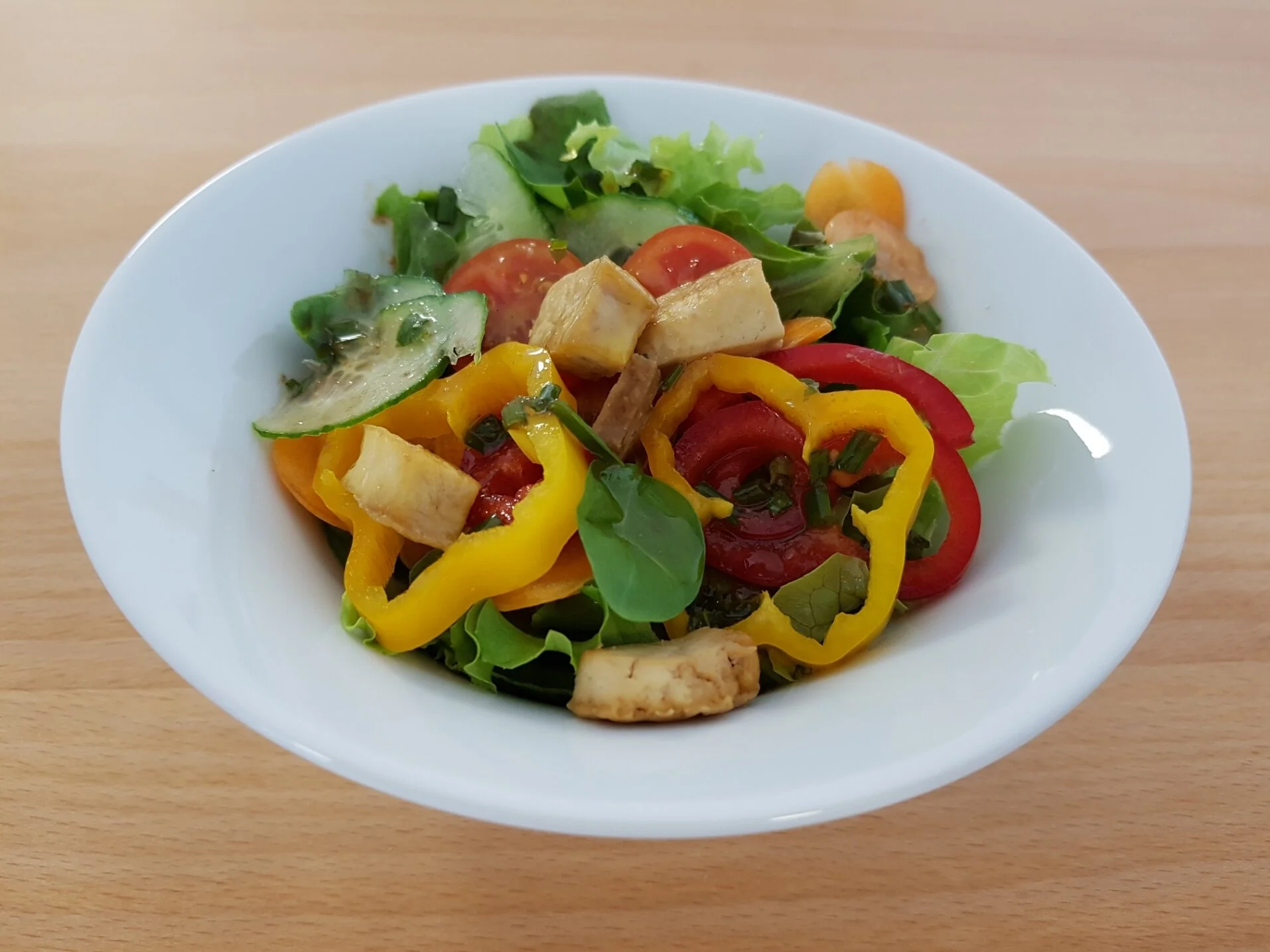 Bunter Salat mit geröstetem Tofu