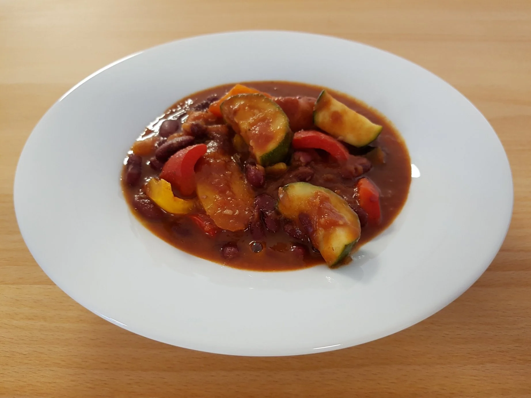 Bunter Gemüse-Bohnen-Eintopf dazu Pfeffer-Tomatenbrot