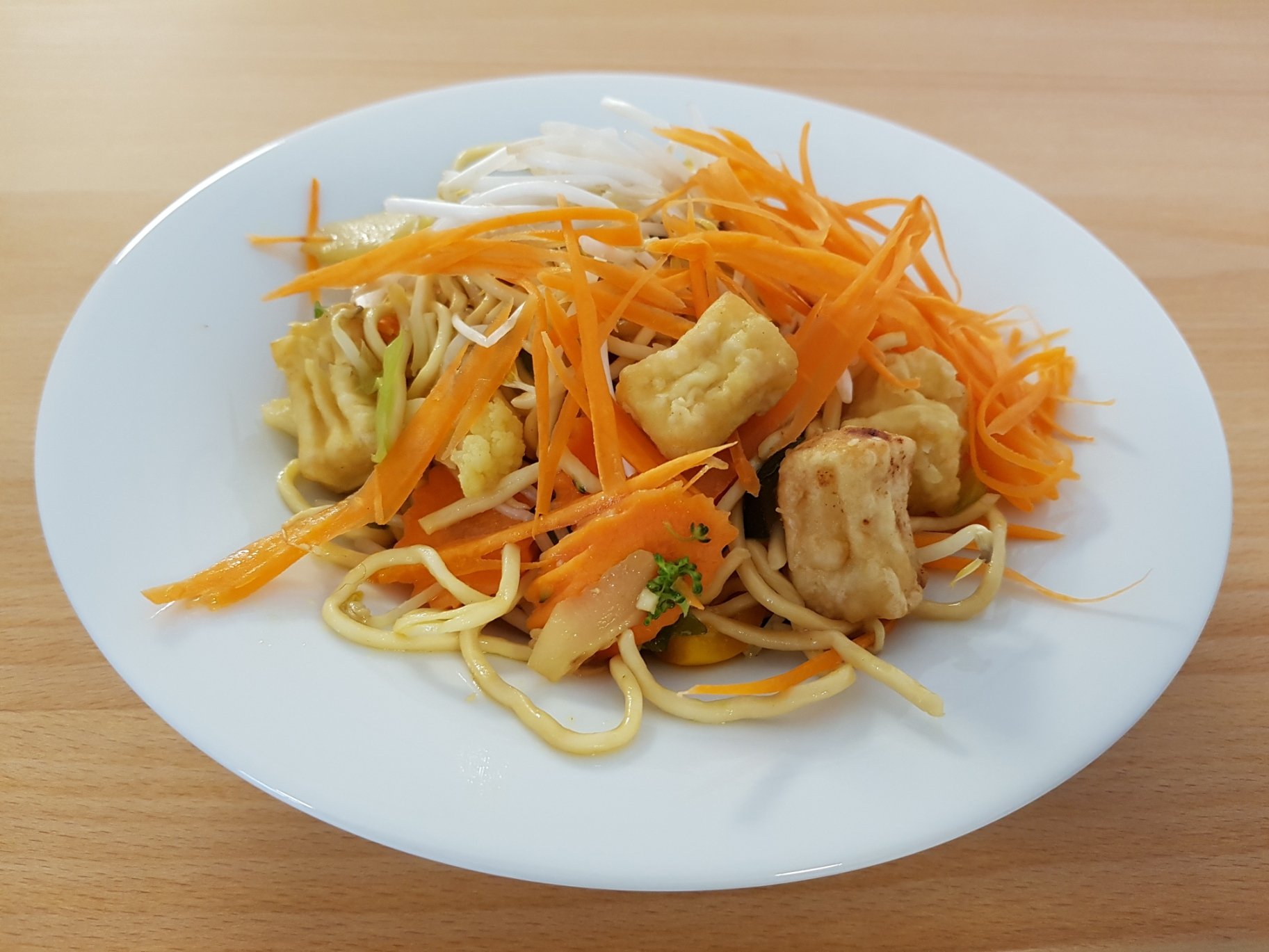 Woknudeln mit Gemüse und Tofu