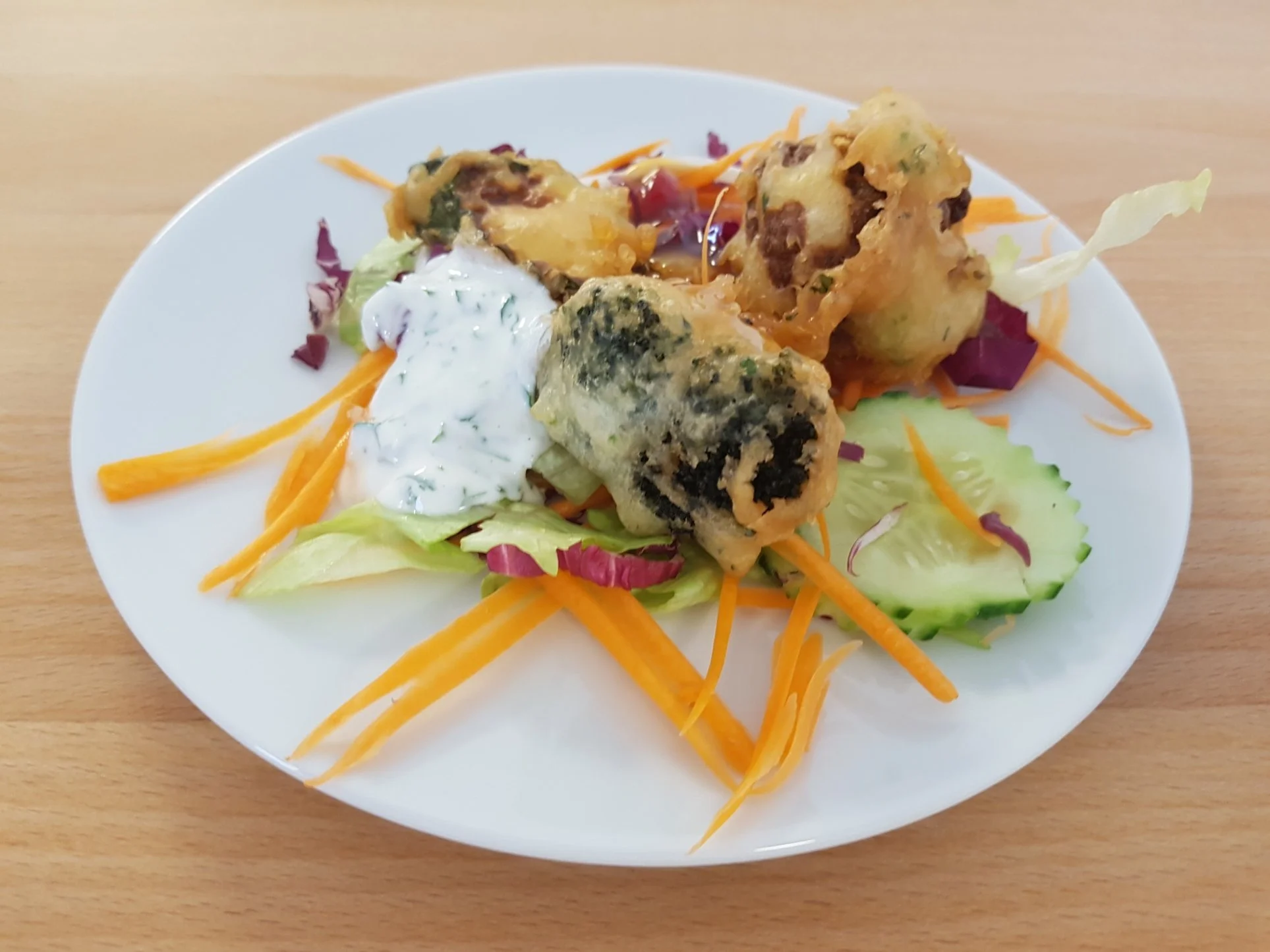 Gebackenes Gemüse mit Salat