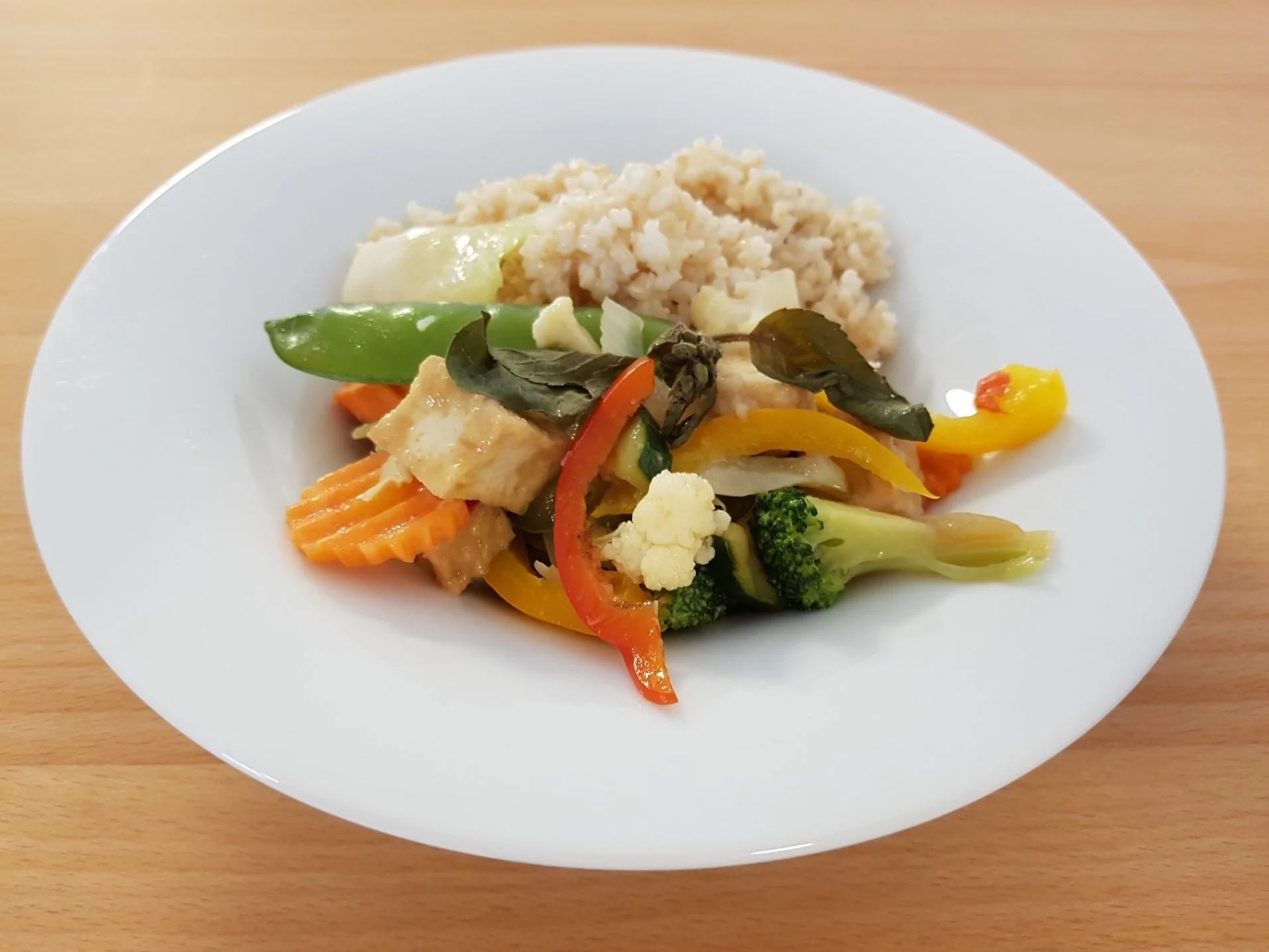 Gemüse mit Basilikum, Tofu und Naturreis