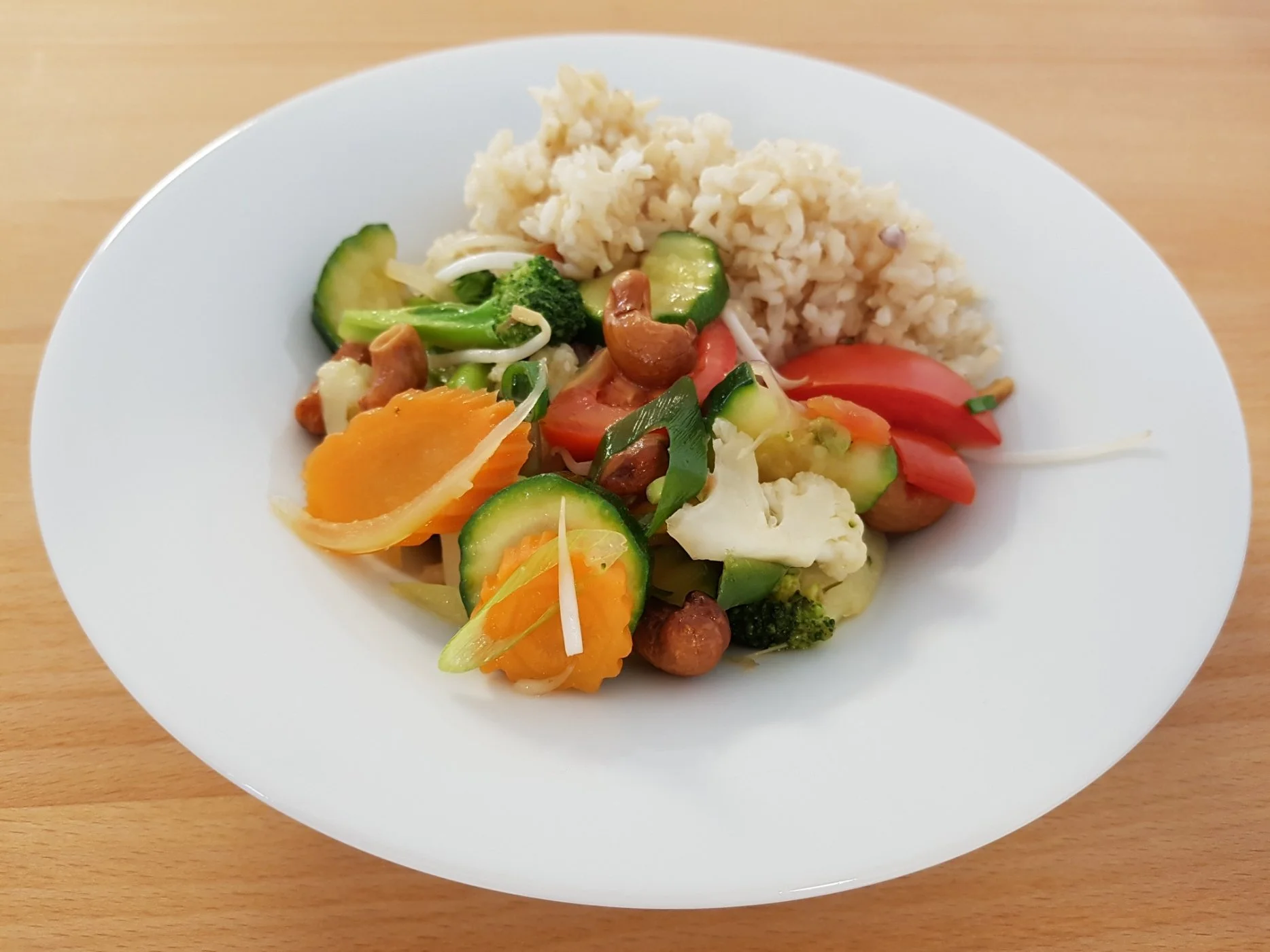 Wok Gemüse mit Spargel, Cashewnüsse und Naturreis