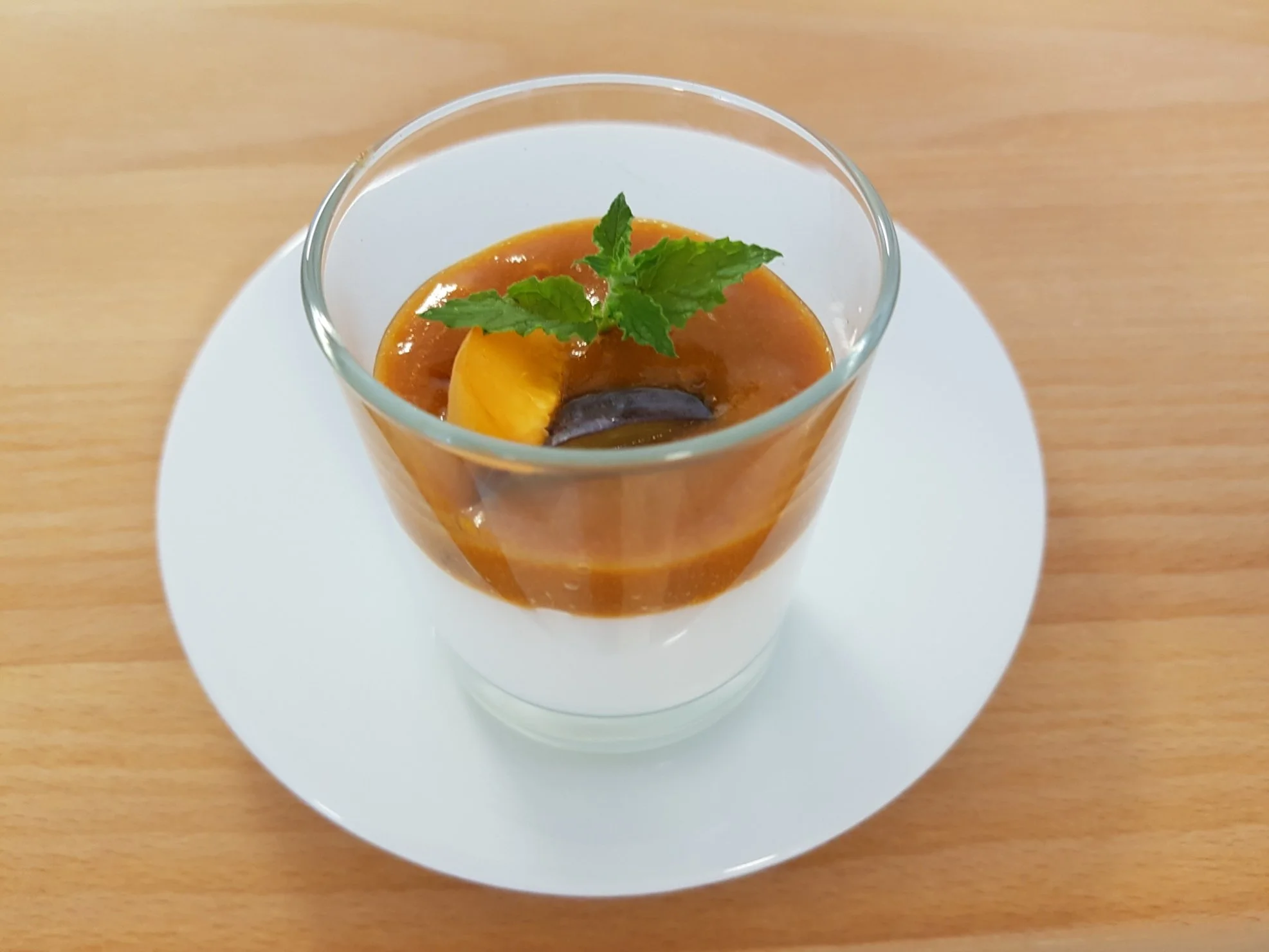 Kokospudding mit Pfirsichsauce