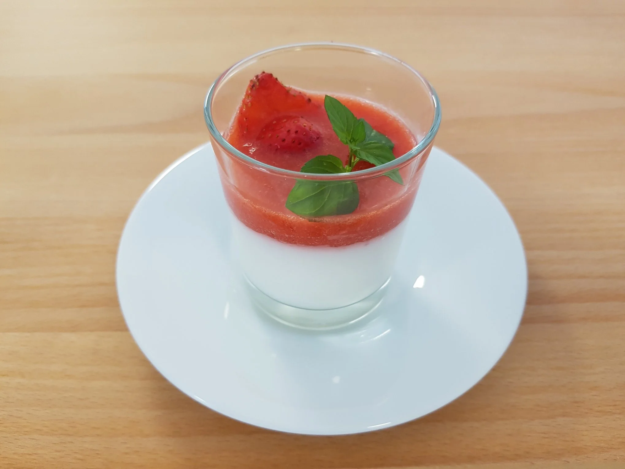 Kokospudding mit Erdbeersauce
