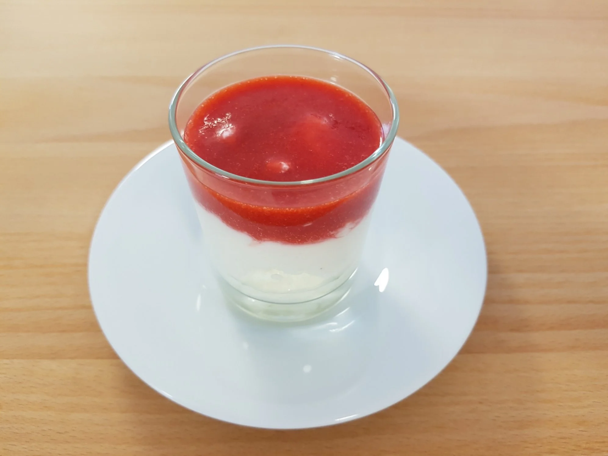Topfencreme mit Erdbeerspiegel