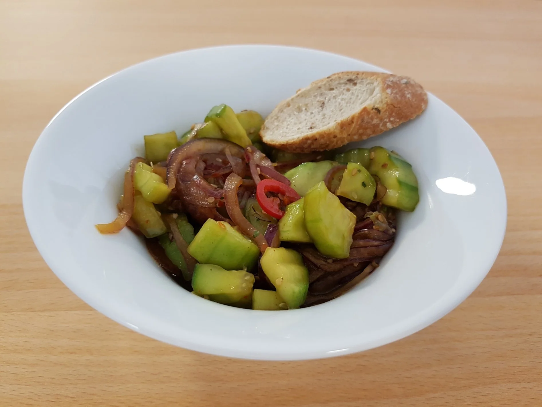 Scharfer würziger Gurkensalat 