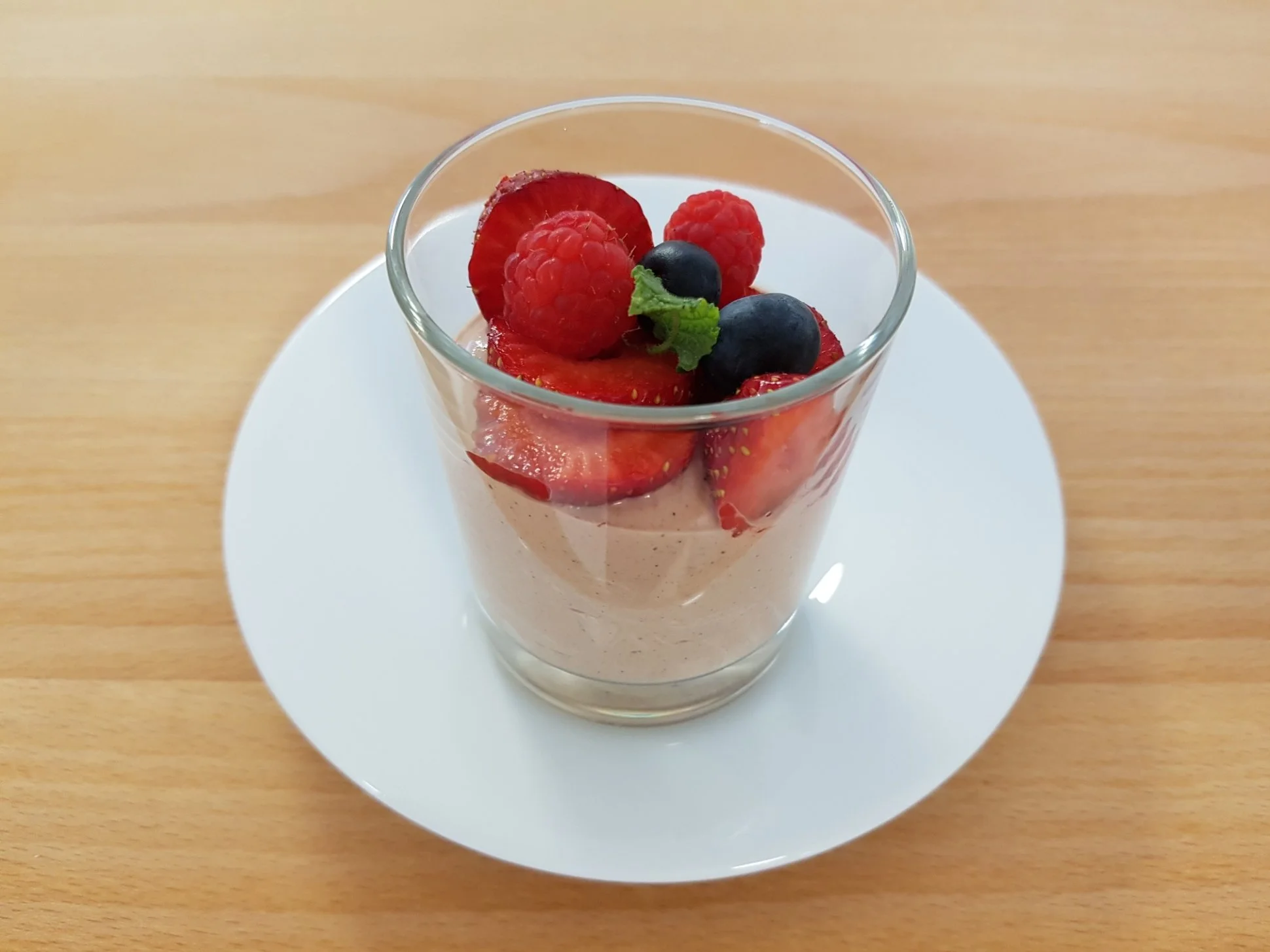 Schokosahne Joghurt mit Obst, vegan