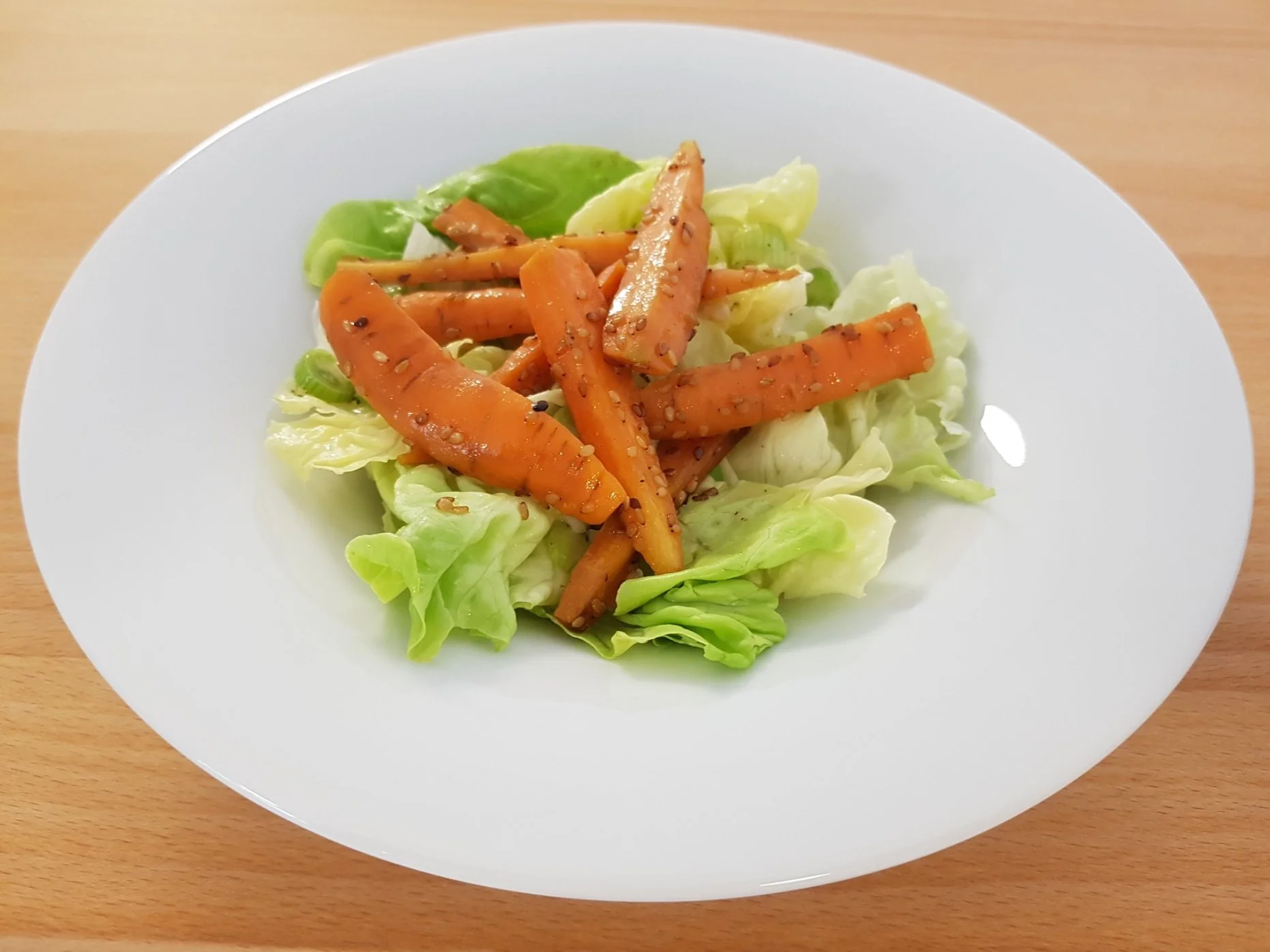Sesamkarotten auf Salatbett