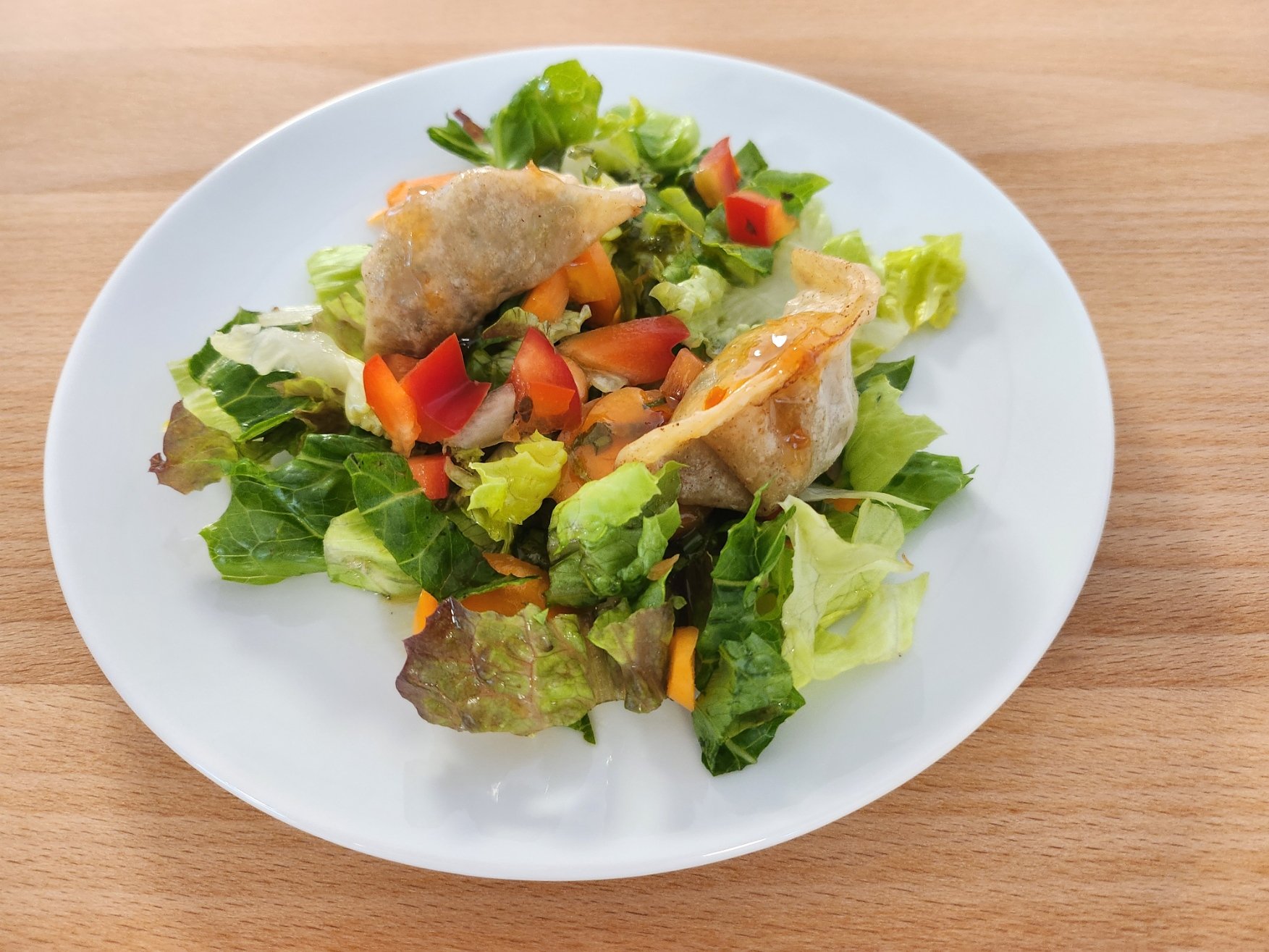 Salat mit gebackenen Teigtaschen