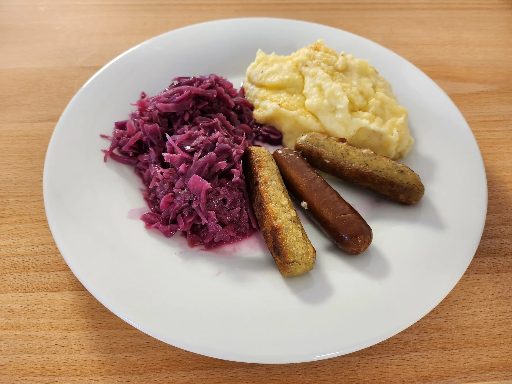 Rotkraut mit Kartoffelpüree und Veggie-Würstchen
