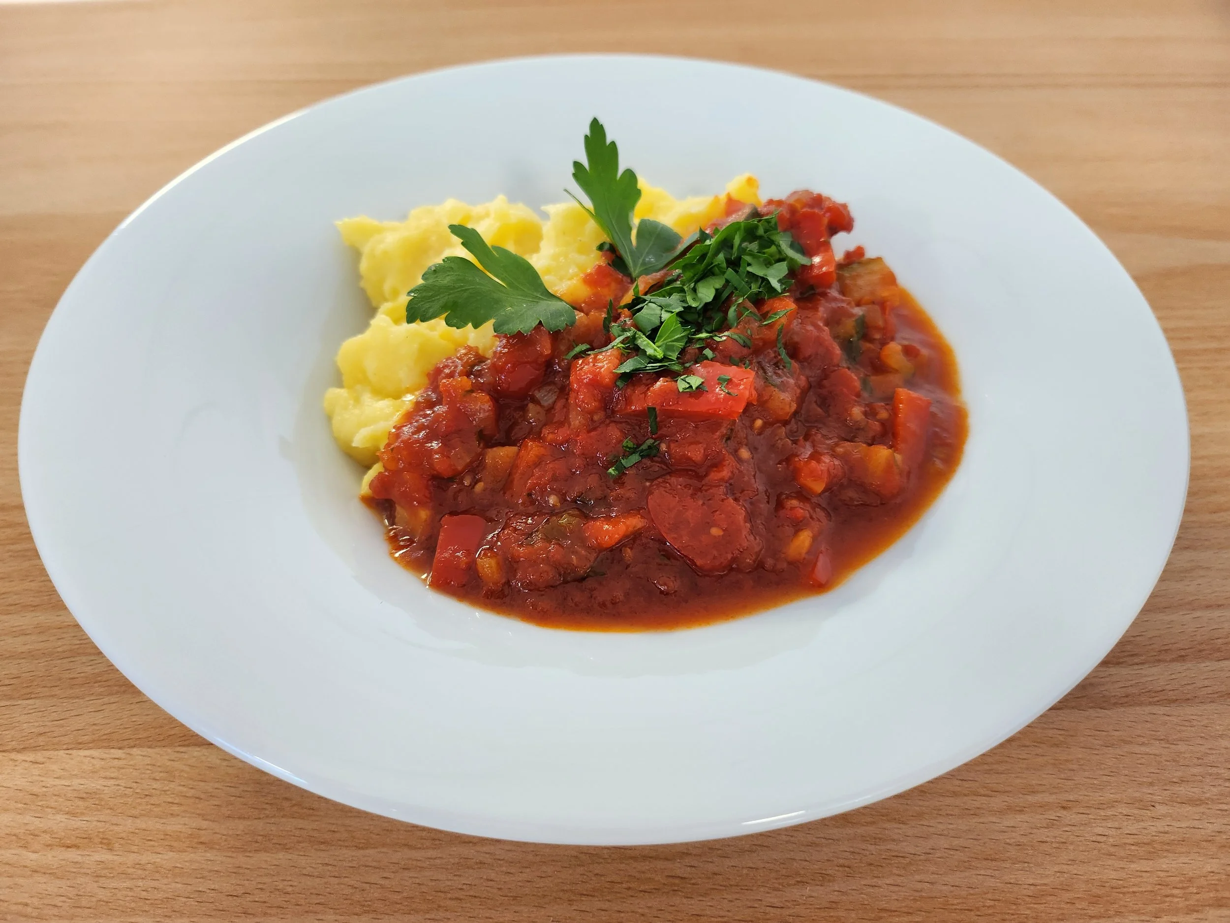 Cremiger Polenta mit pikantem Letscho