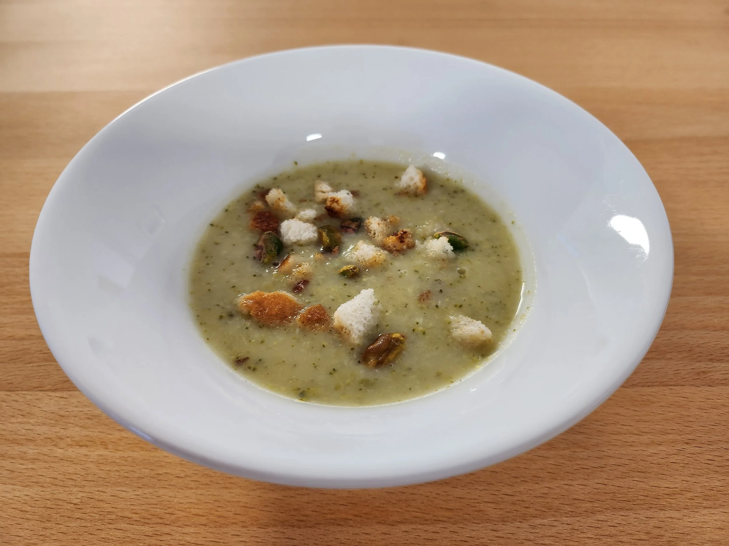 Brokkolisuppe mit Croutons und Pistazien
