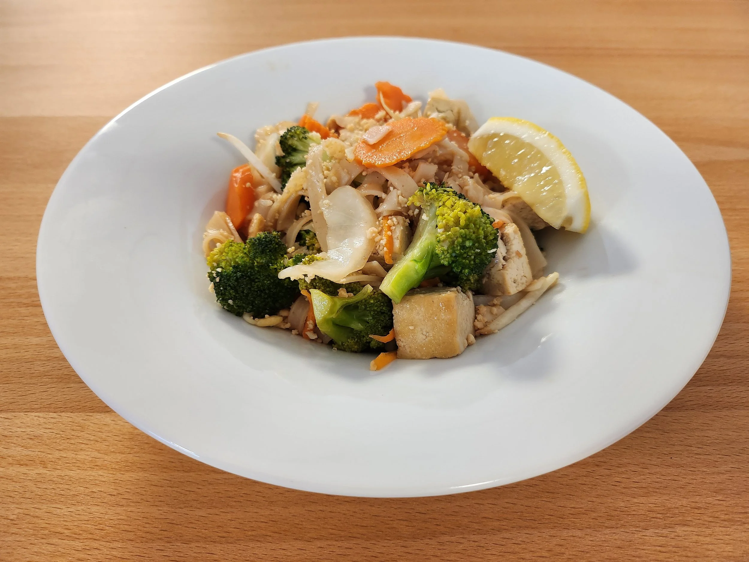 Gebratene Reisnudeln mit Gemüse und Tofu