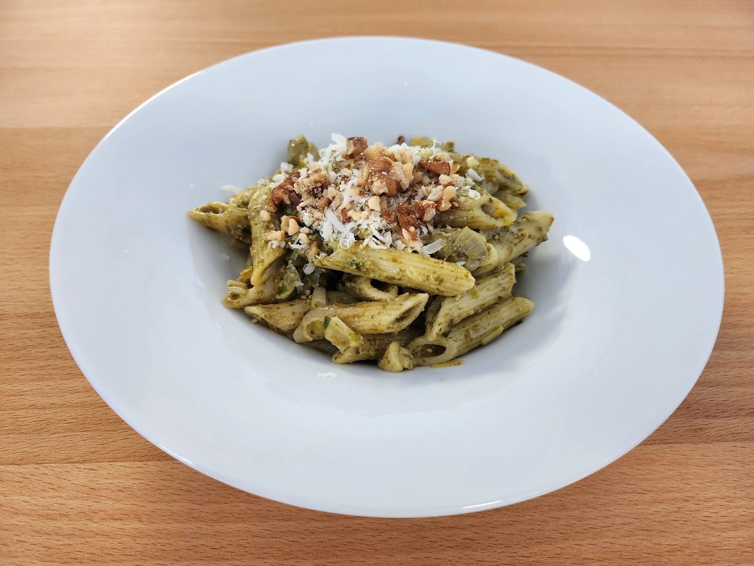 Penne mit grünem Pesto, Walnuss und Parmesan