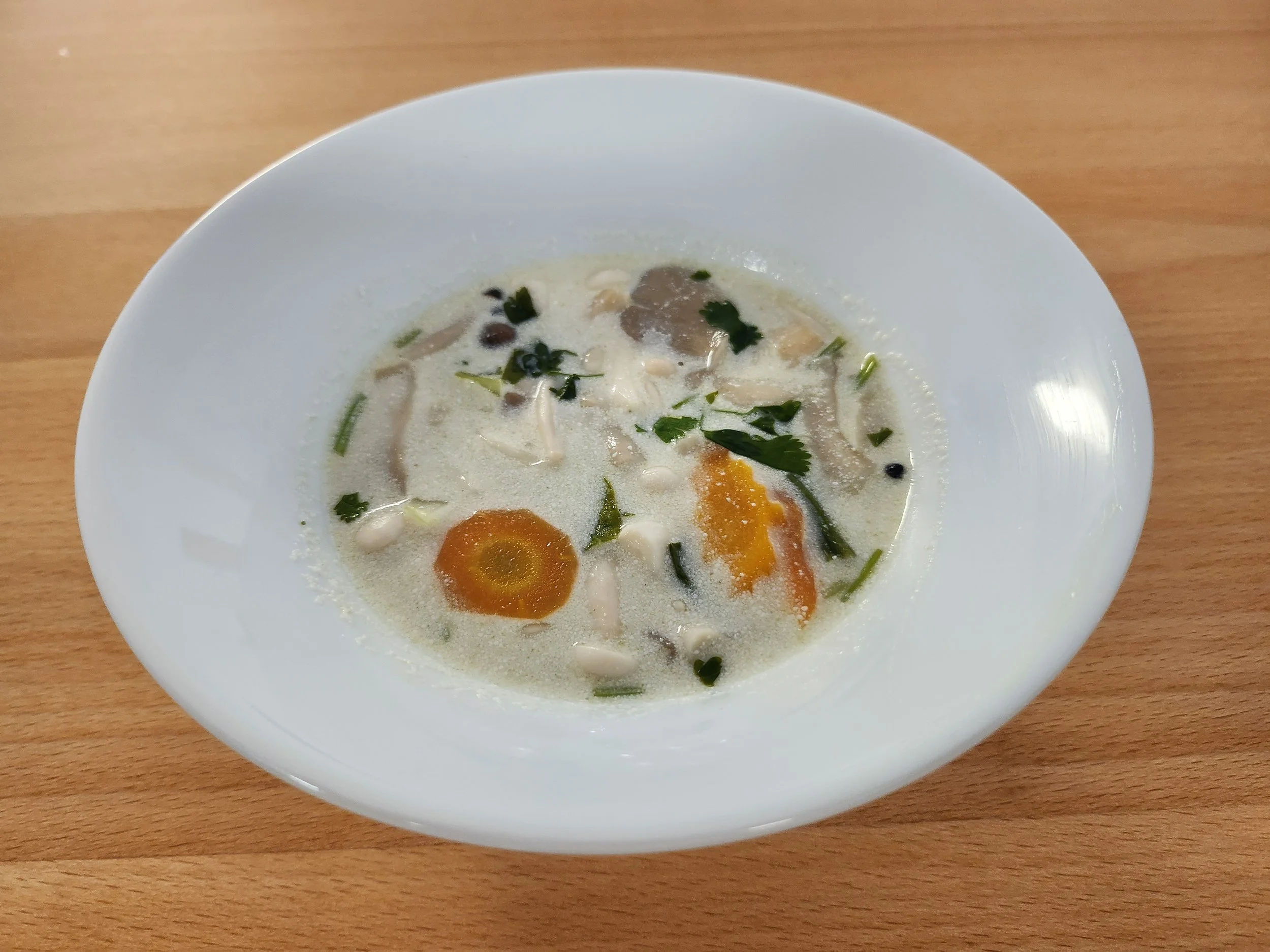 Kokos-Limetten-Suppe mit Gemüse